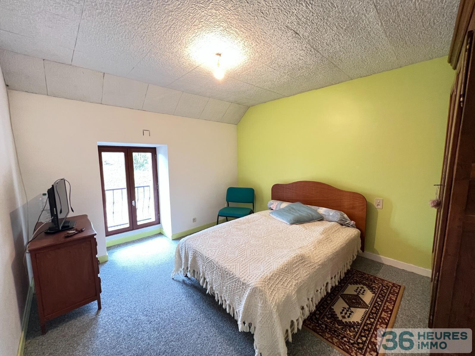 Ensemble immobilier avec maison et hangars