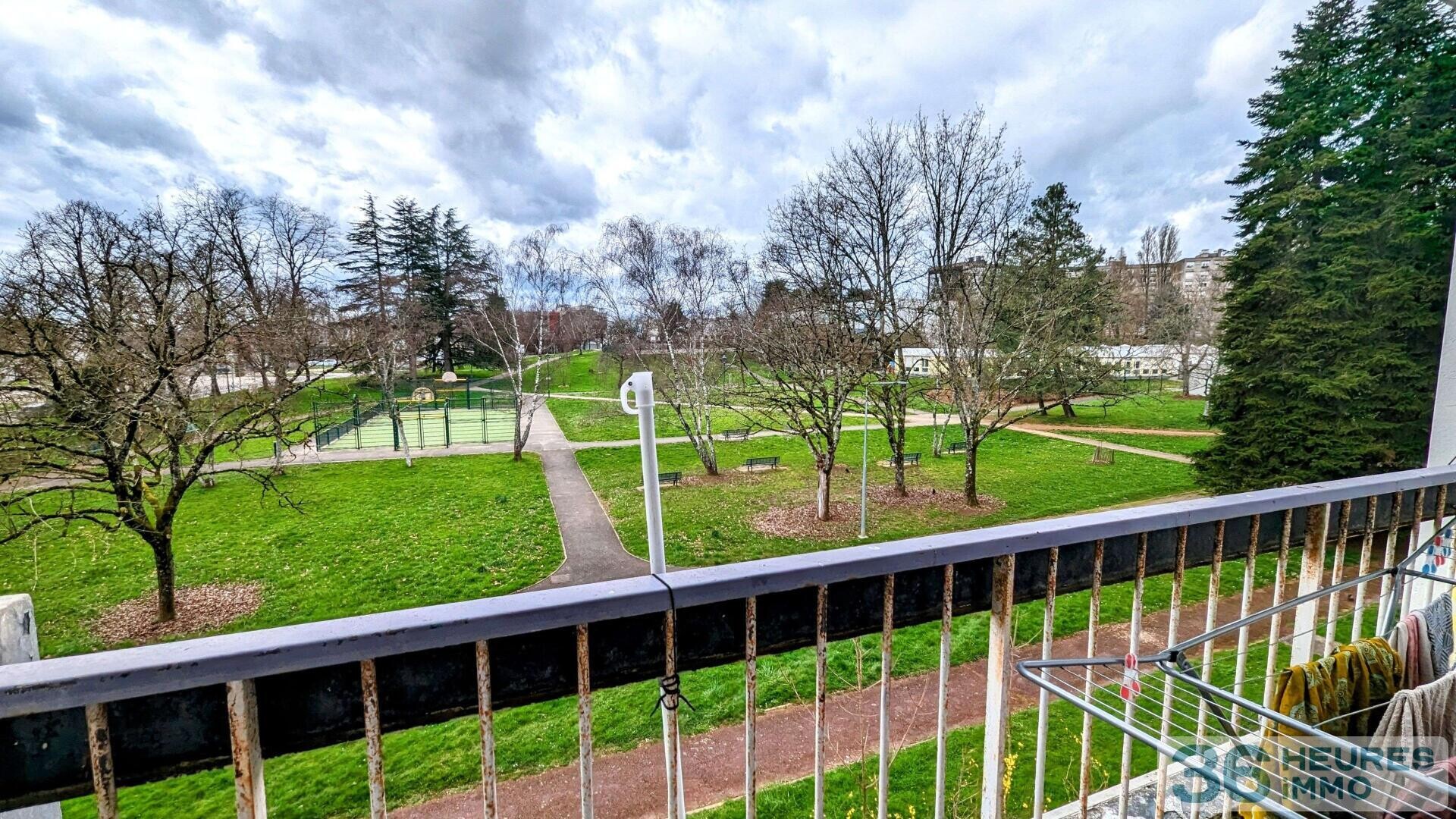 Appartement de pratiquement 90m² avec balcon, buanderie et cave