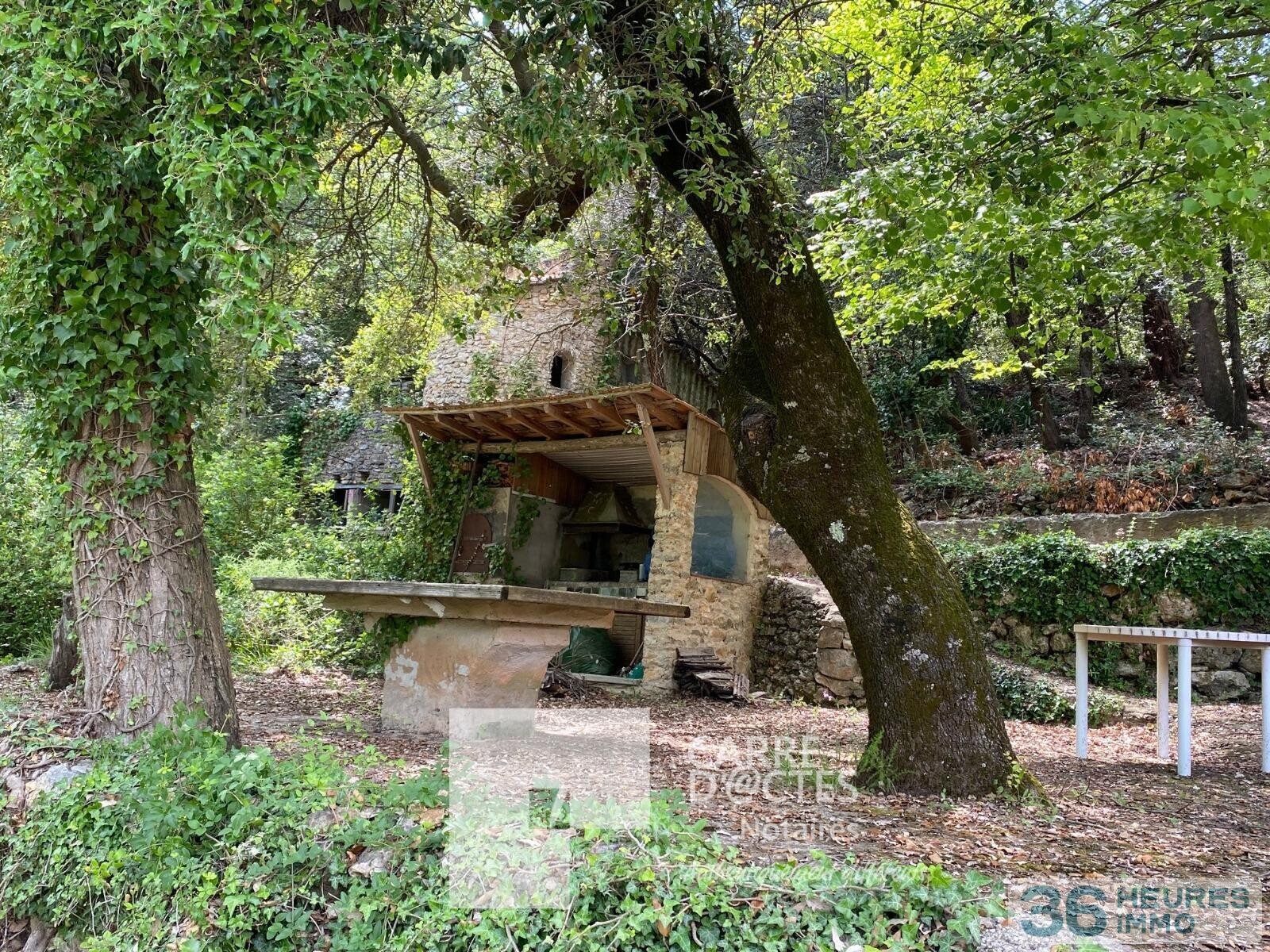 Sur 4311 M2 de terrain, CABANON EN PIERRE DE 65 M2 UTILES ENVIRON.