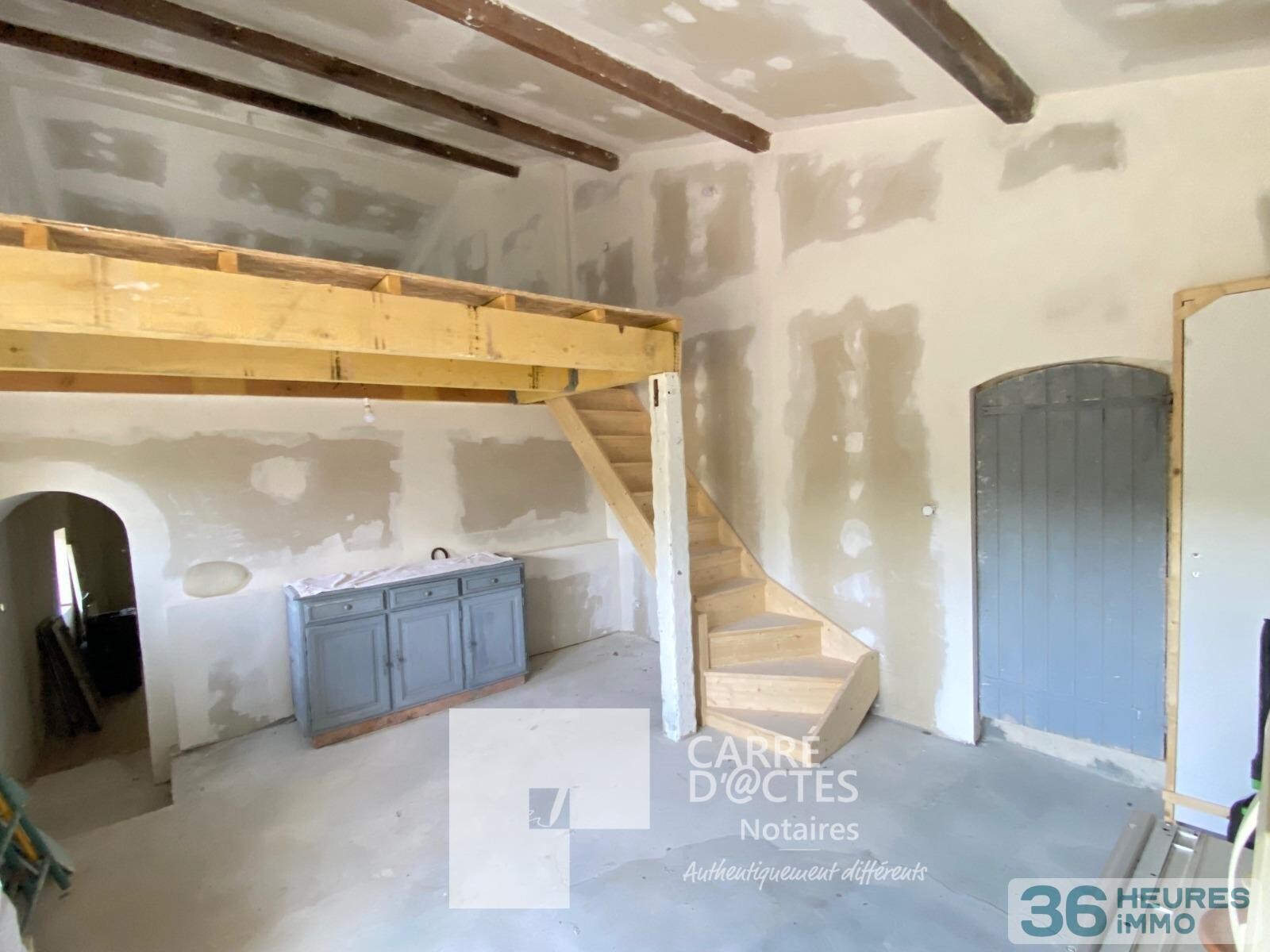 Sur 4311 M2 de terrain, CABANON EN PIERRE DE 65 M2 UTILES ENVIRON.