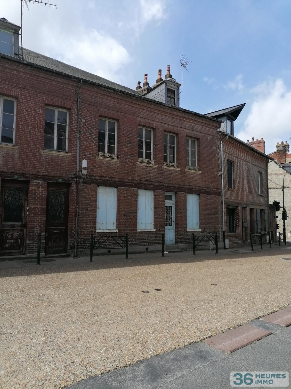 Dans un bourg tous commerces à proximité de HONFLEUR .