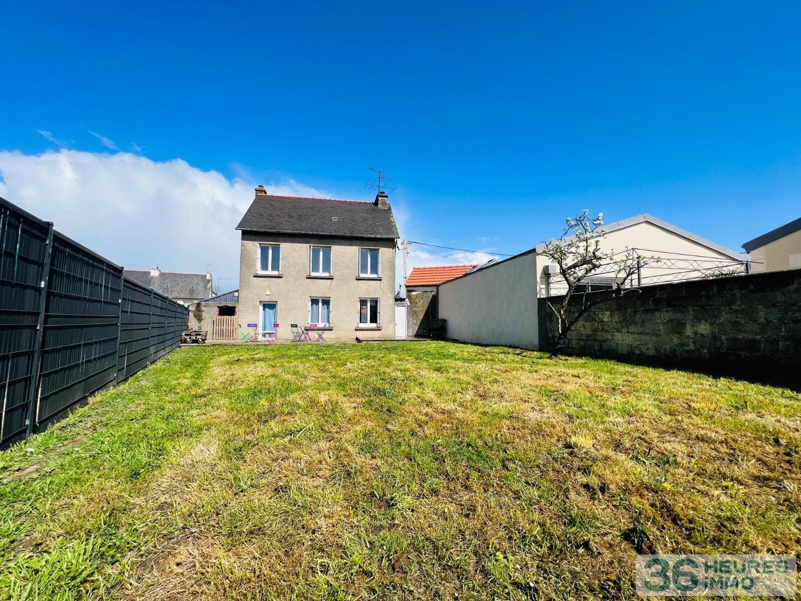 Maison de ville avec jardin et garages
