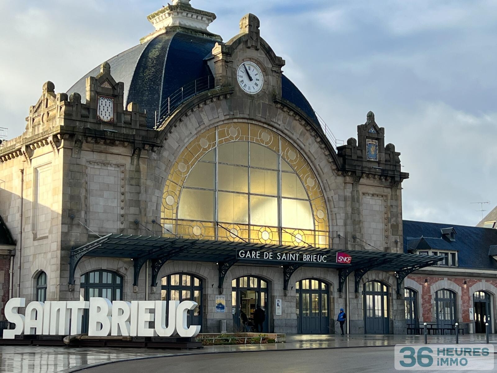 Maison de ville avec jardin et garages