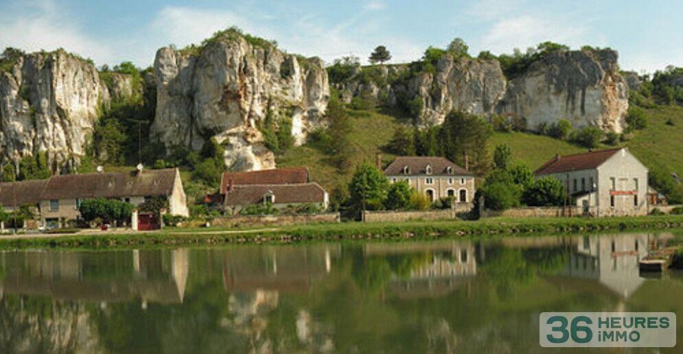EN EXCLUSIVITE ANCIEN HOTEL RESTAURANT A REHABILITER AU PIED DES ROCHERS DU SAUSSOIS