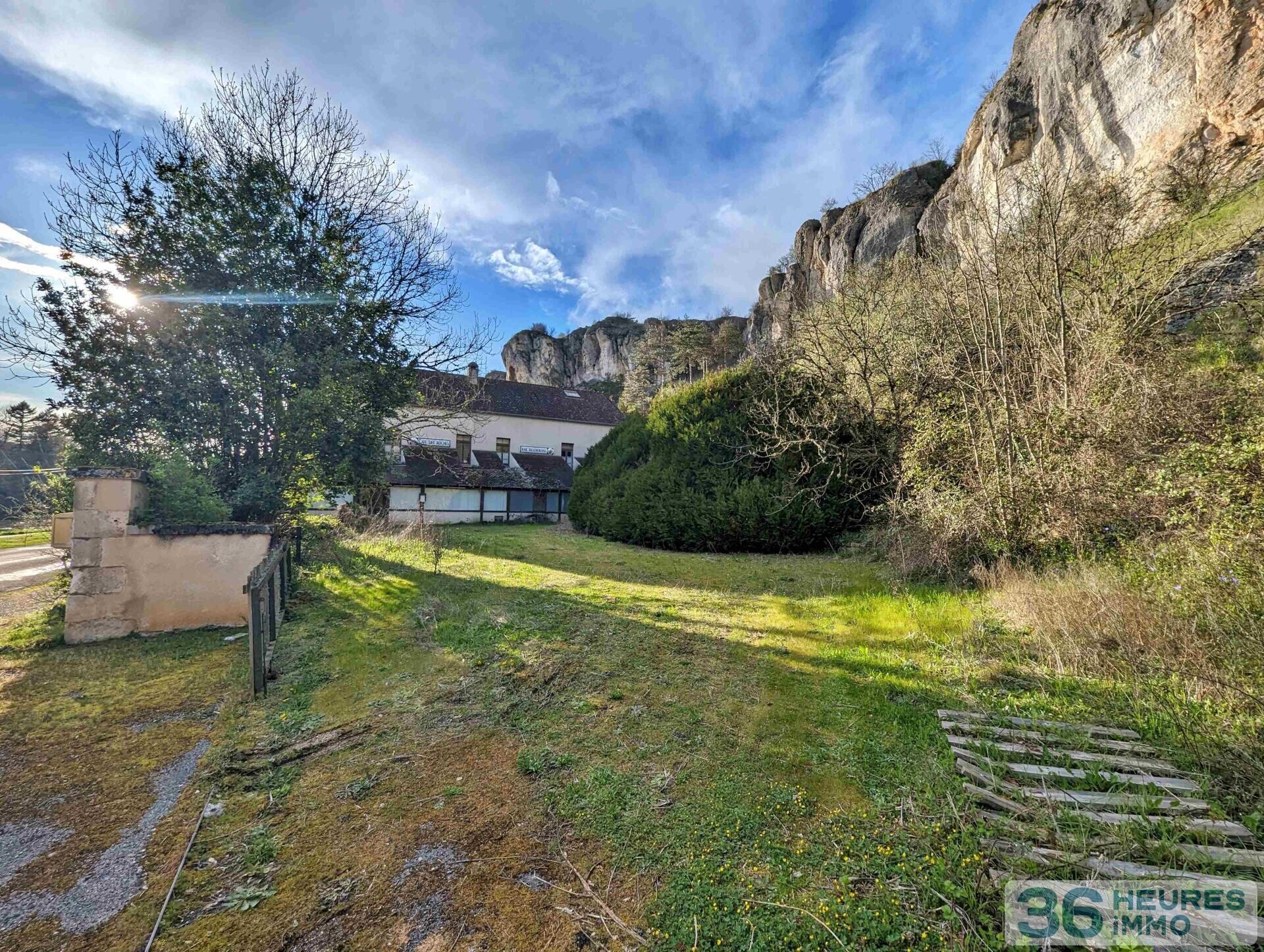 EN EXCLUSIVITE ANCIEN HOTEL RESTAURANT A REHABILITER AU PIED DES ROCHERS DU SAUSSOIS