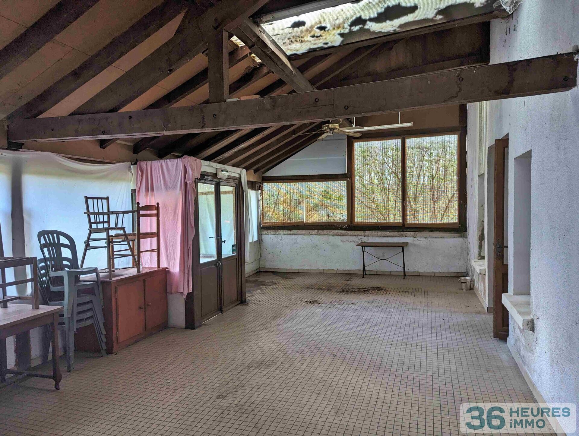 EN EXCLUSIVITE ANCIEN HOTEL RESTAURANT A REHABILITER AU PIED DES ROCHERS DU SAUSSOIS