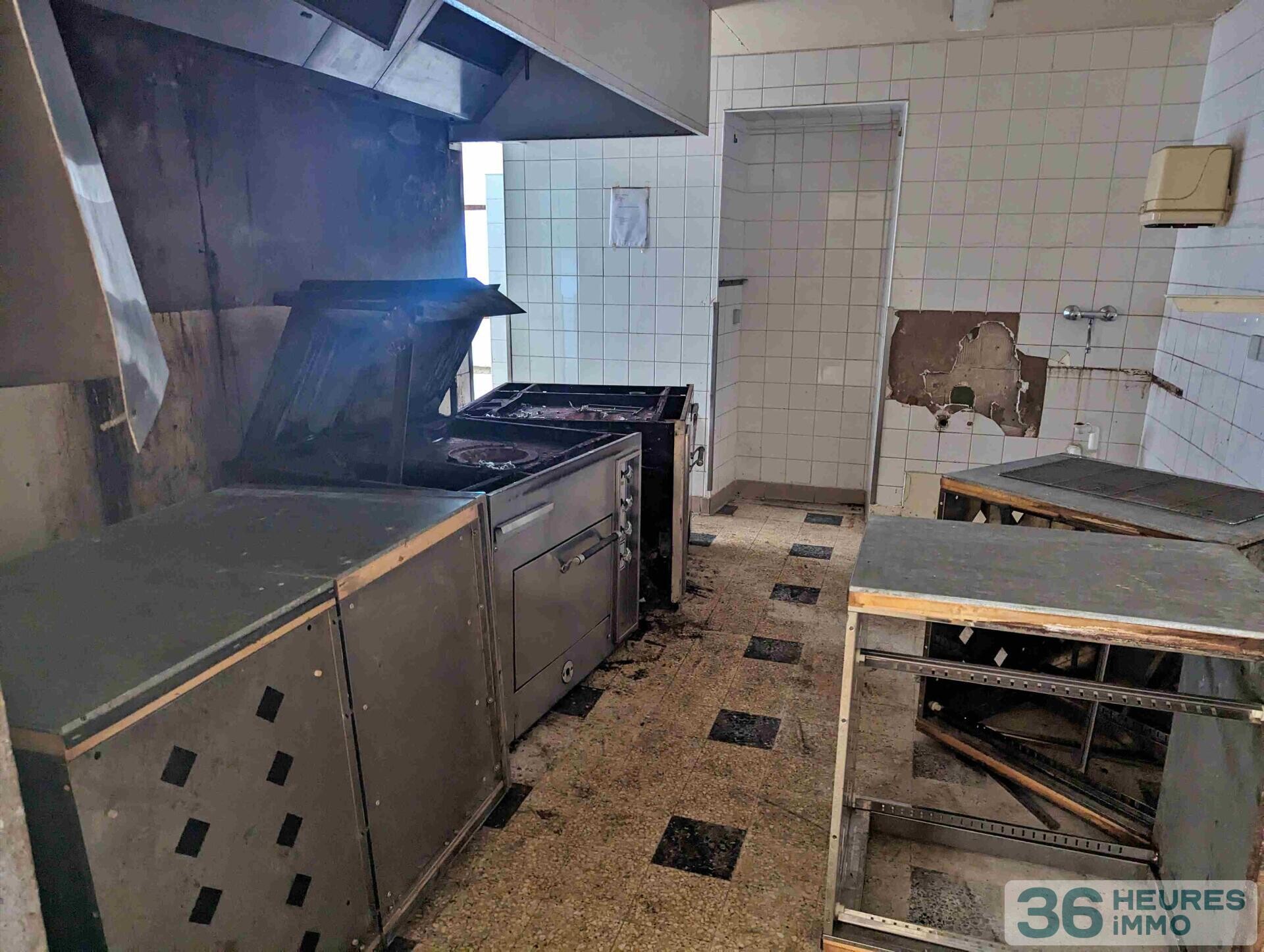 EN EXCLUSIVITE ANCIEN HOTEL RESTAURANT A REHABILITER AU PIED DES ROCHERS DU SAUSSOIS