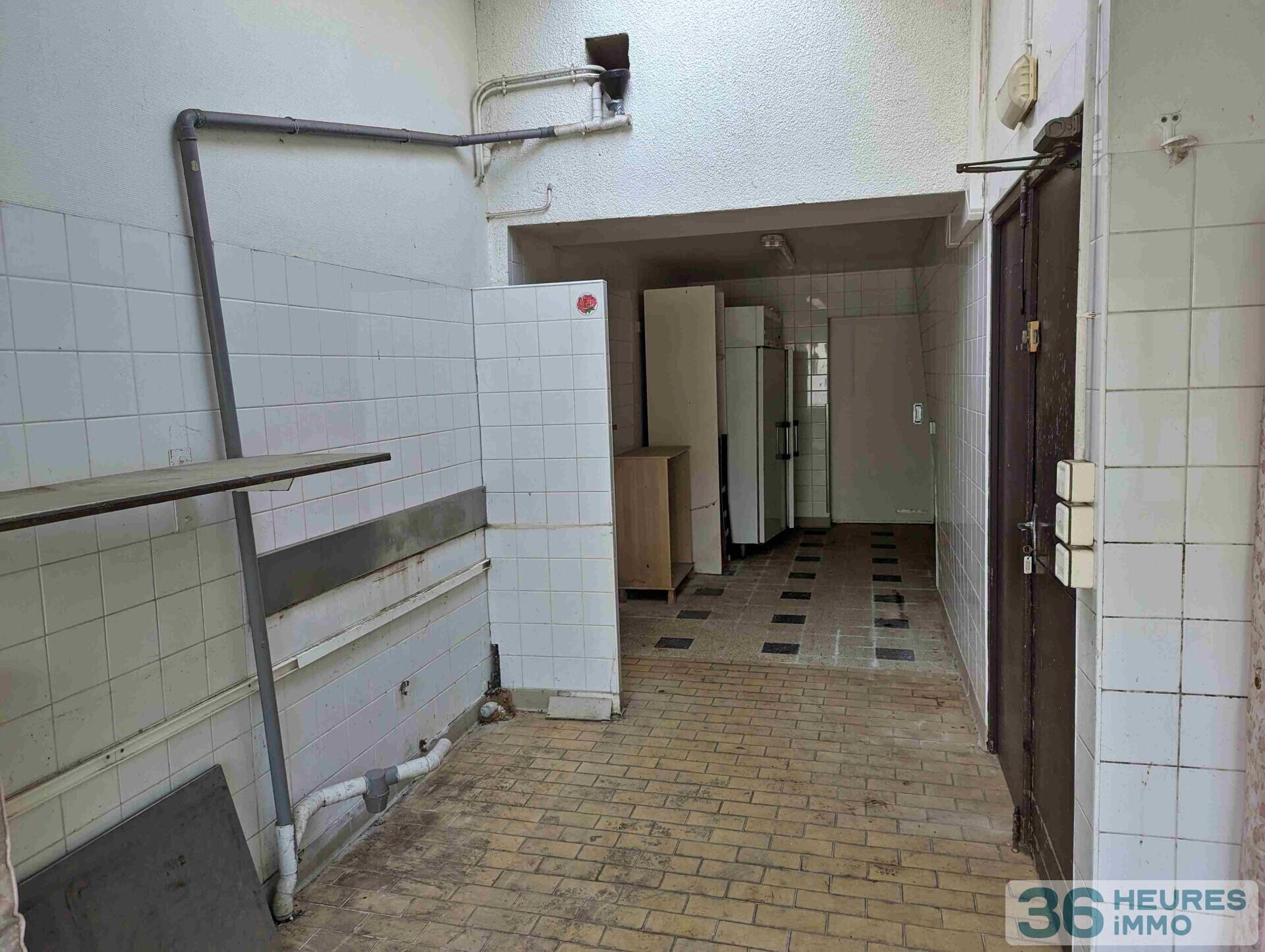 EN EXCLUSIVITE ANCIEN HOTEL RESTAURANT A REHABILITER AU PIED DES ROCHERS DU SAUSSOIS