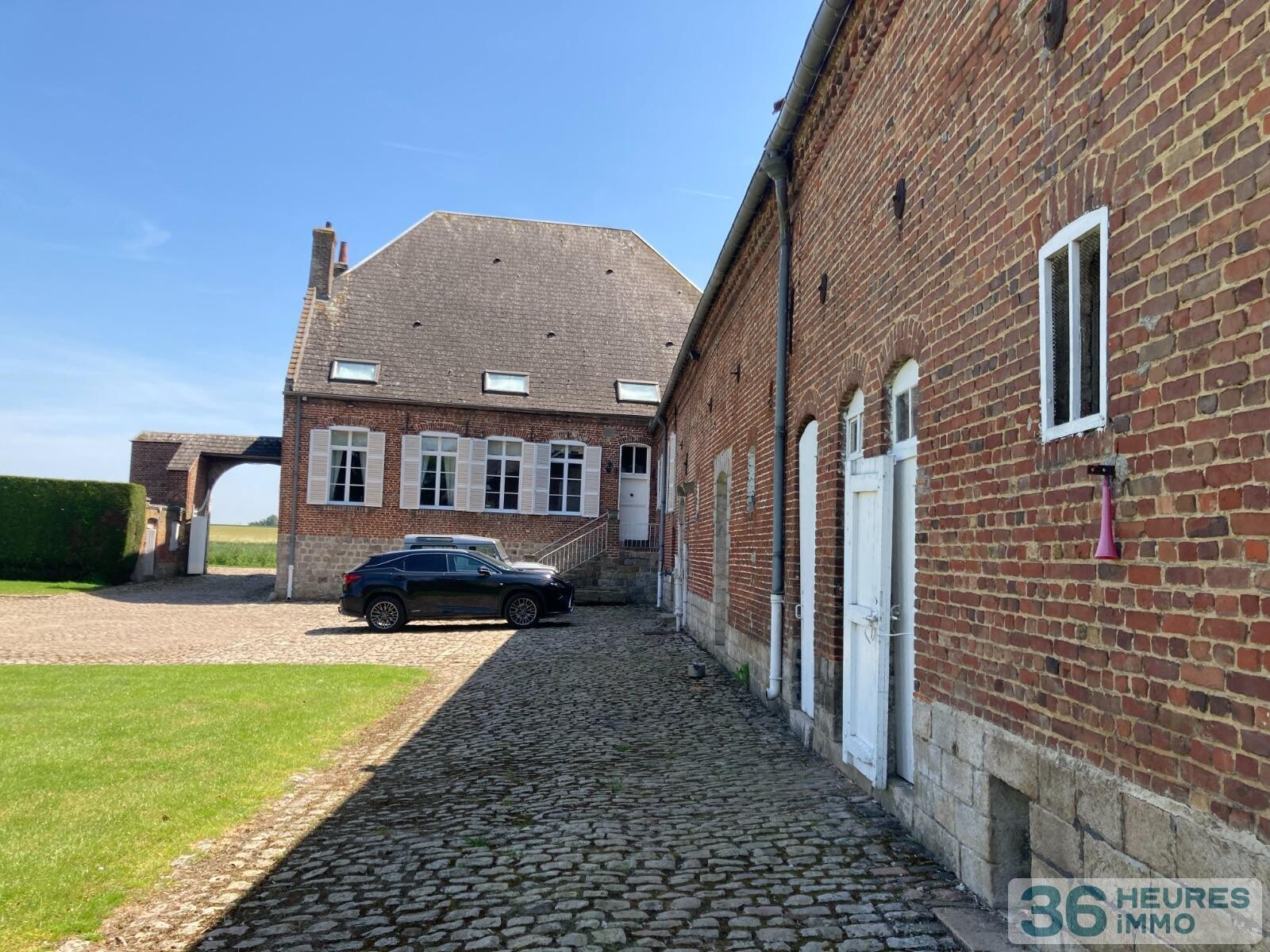 PROPRIETE de 464m² environ sur 8.413m² de terrain 