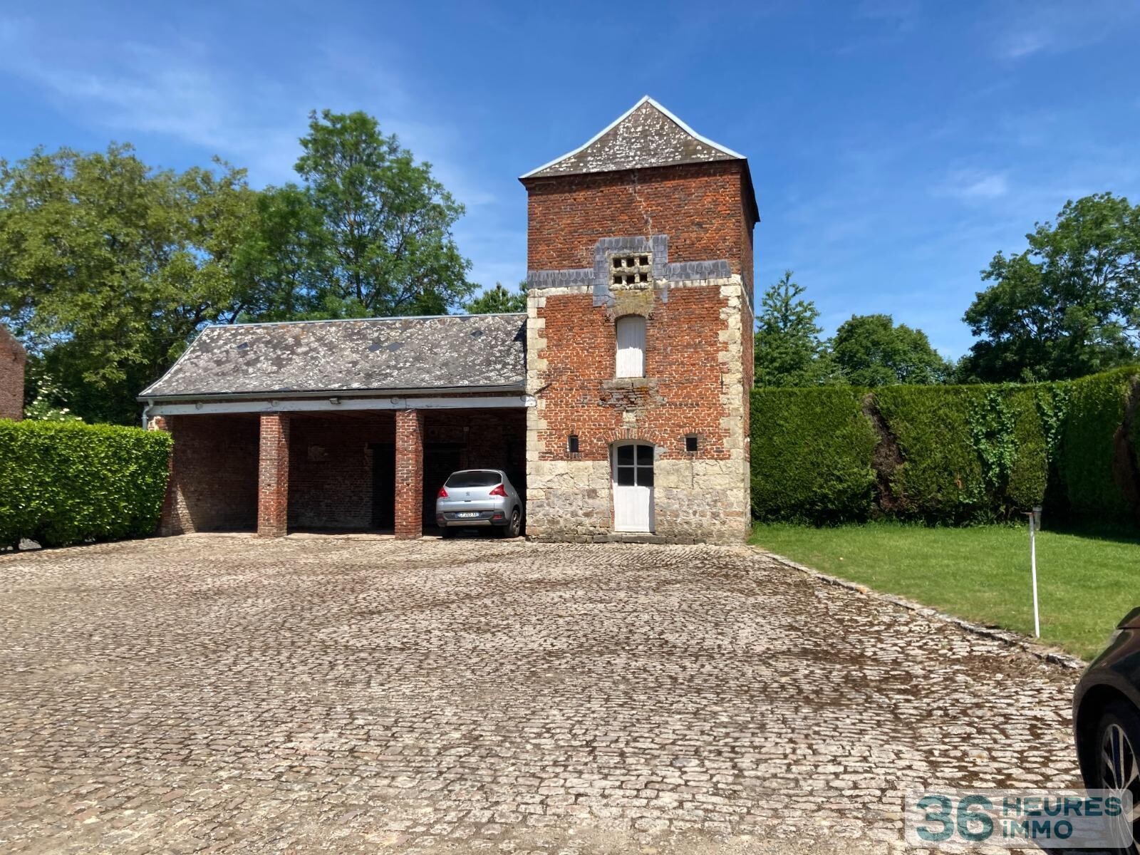 PROPRIETE de 464m² environ sur 8.413m² de terrain 