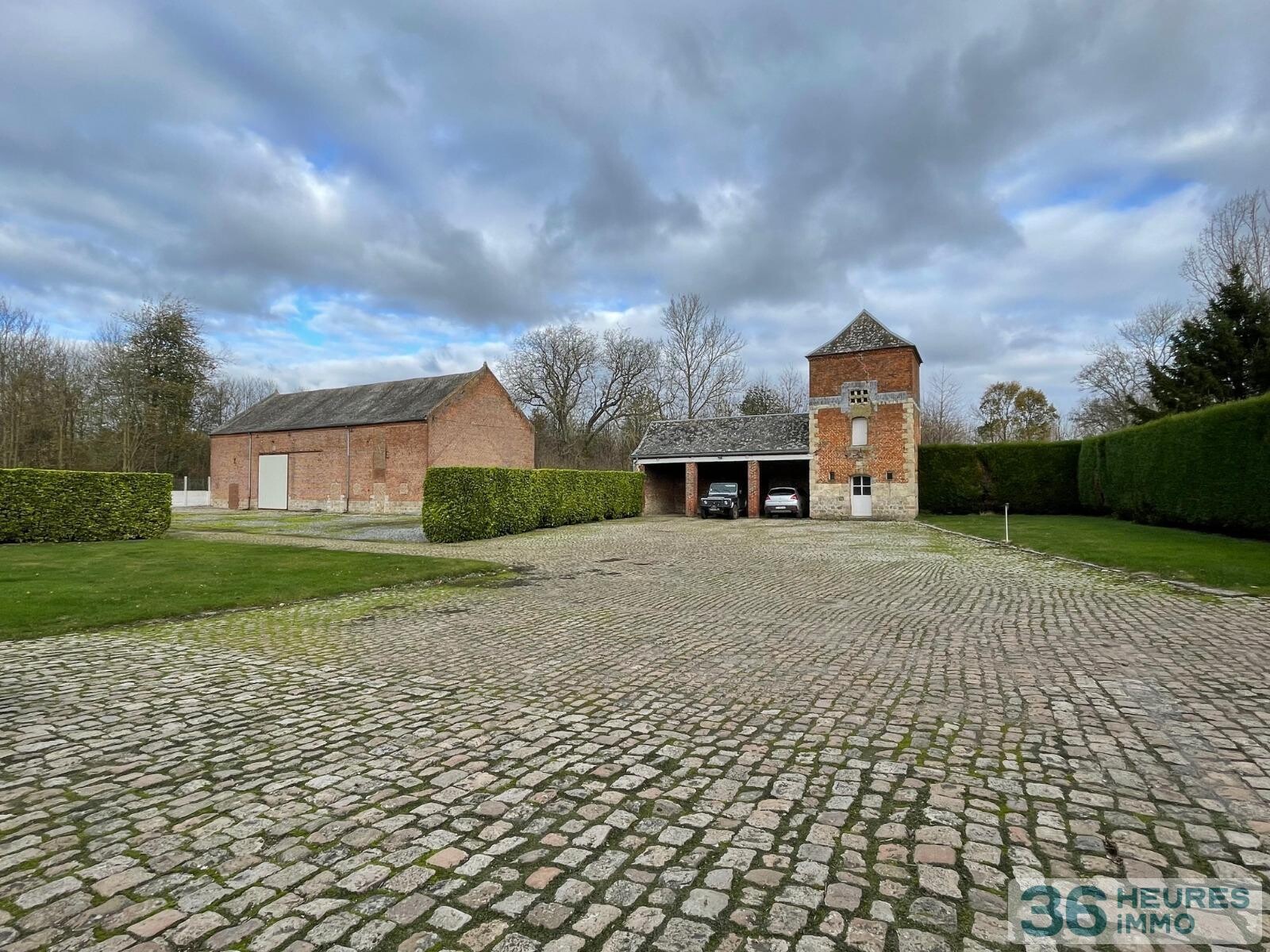 PROPRIETE de 464m² environ sur 8.413m² de terrain 