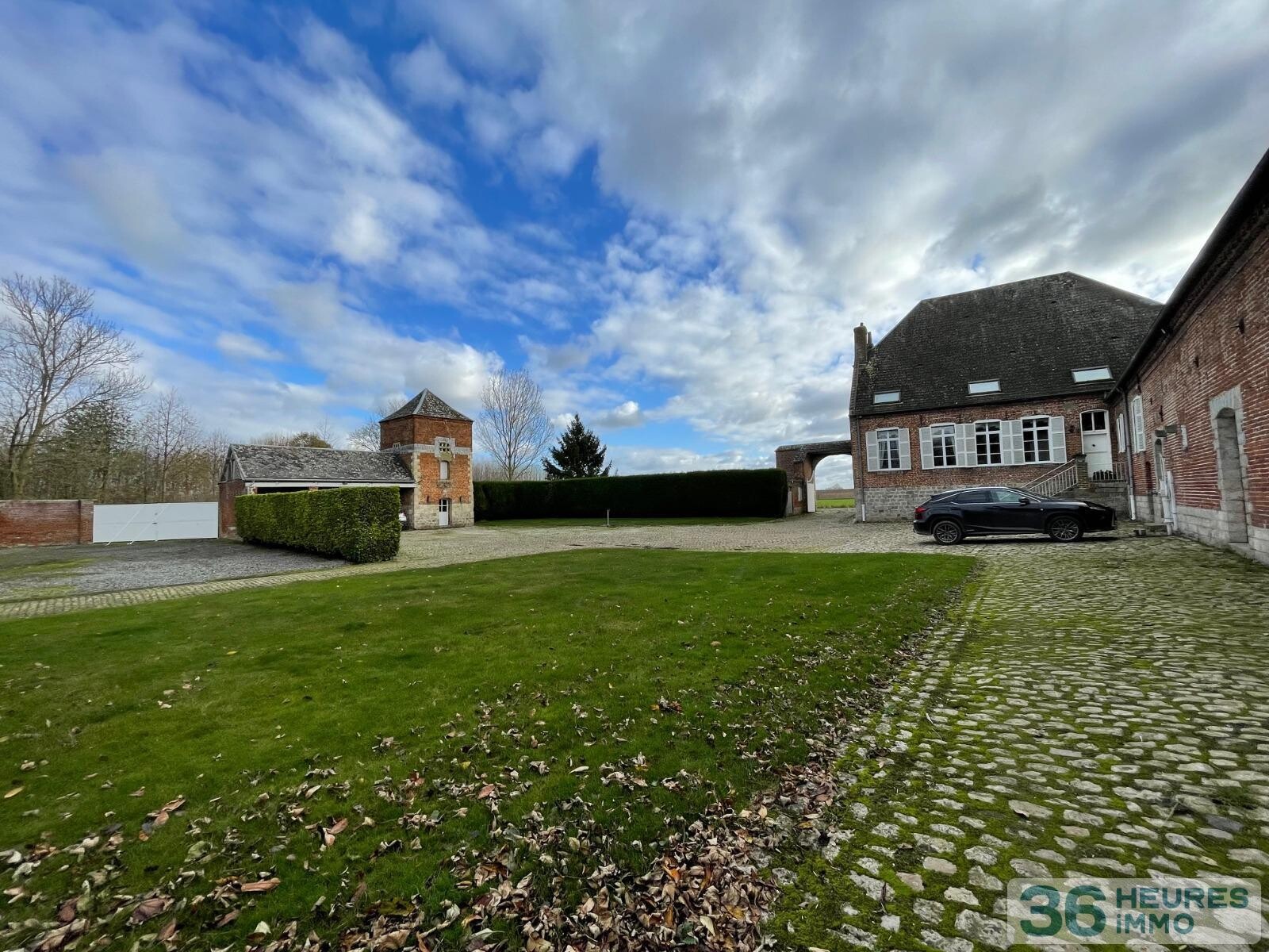 PROPRIETE de 464m² environ sur 8.413m² de terrain 