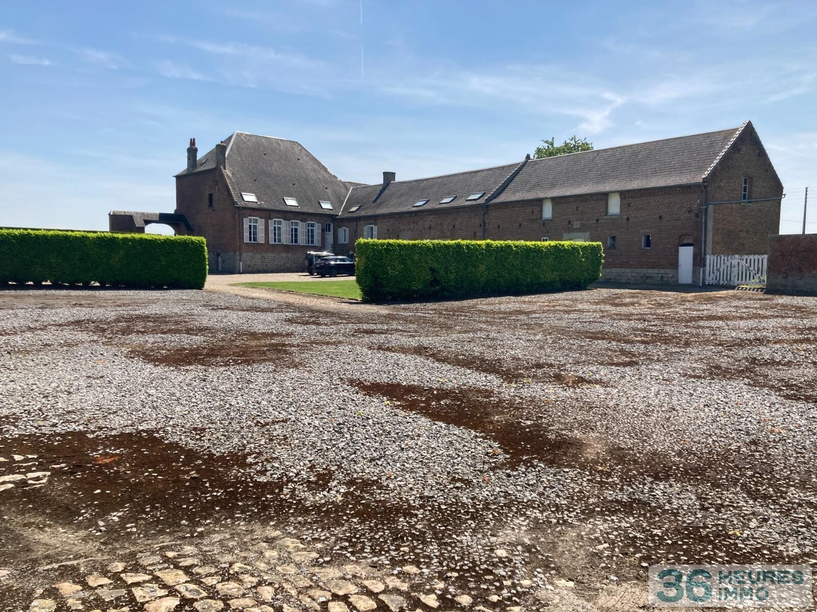 PROPRIETE de 464m² environ sur 8.413m² de terrain 