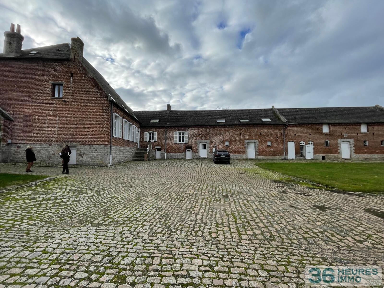 PROPRIETE de 464m² environ sur 8.413m² de terrain 