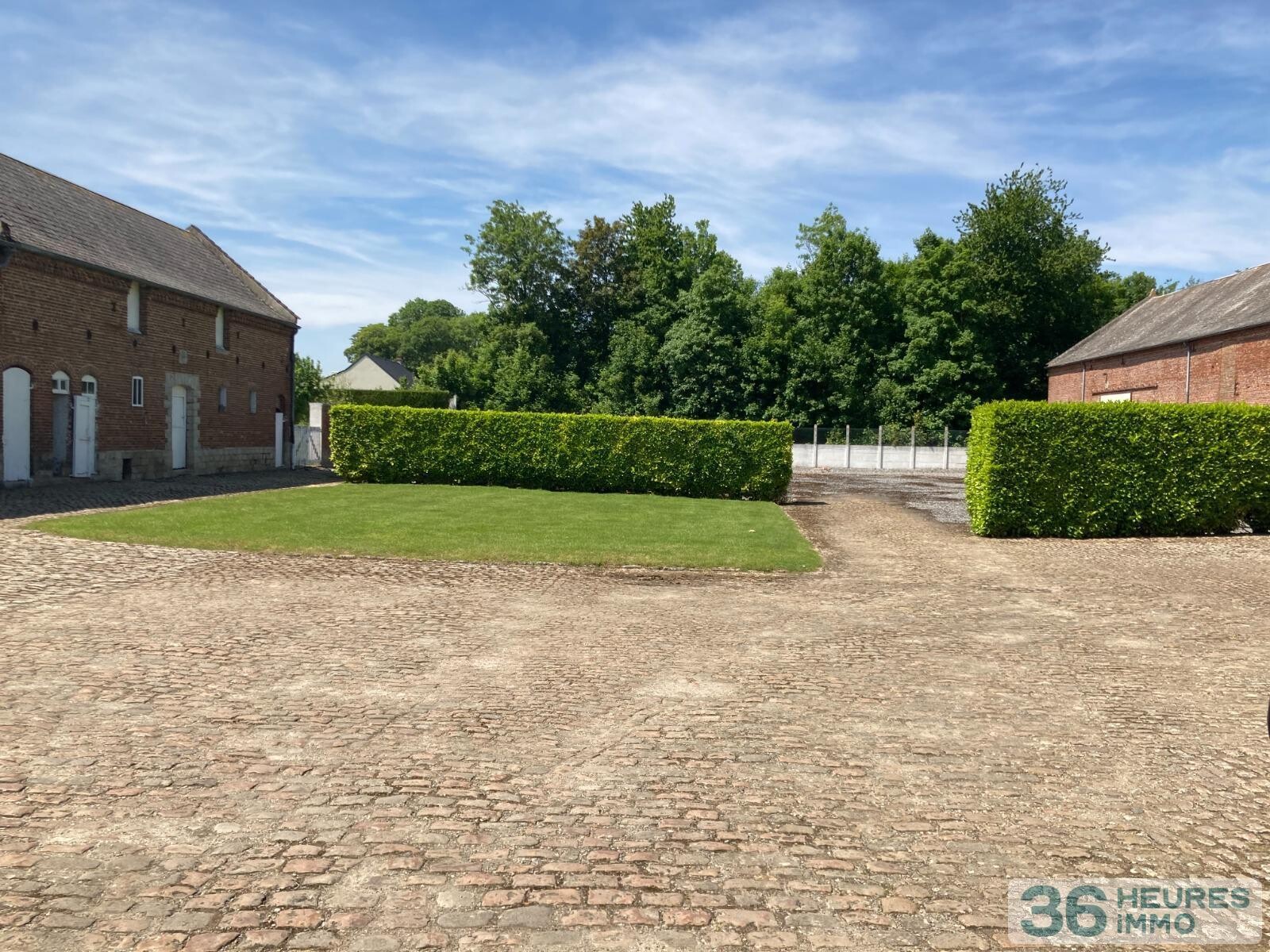 PROPRIETE de 464m² environ sur 8.413m² de terrain 