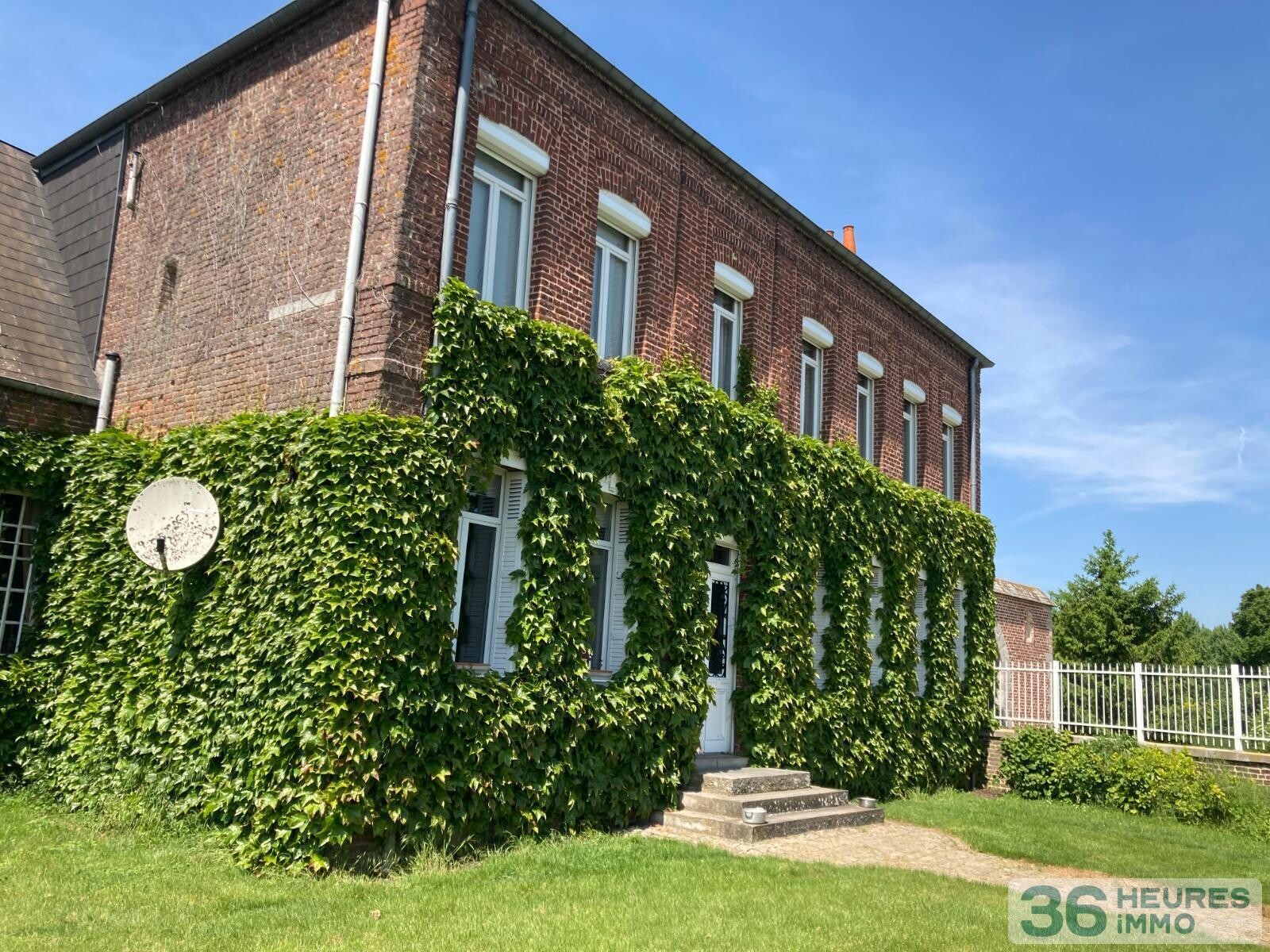 PROPRIETE de 464m² environ sur 8.413m² de terrain 