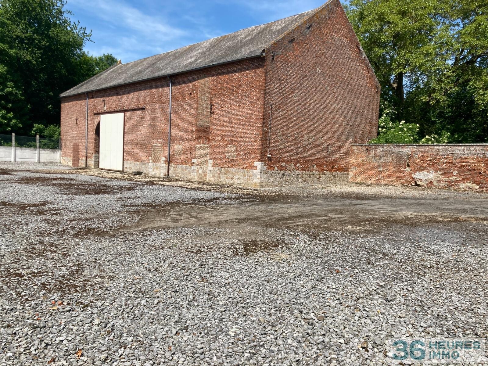PROPRIETE de 464m² environ sur 8.413m² de terrain 