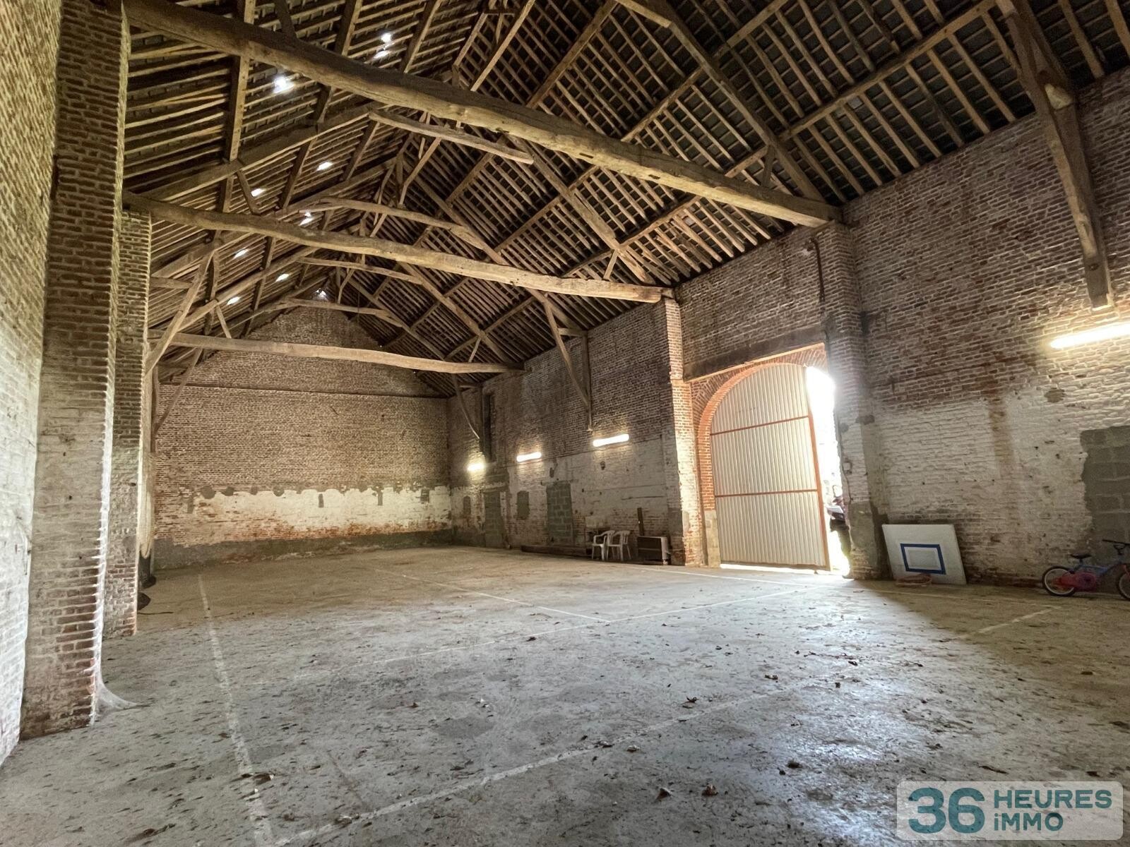 PROPRIETE de 464m² environ sur 8.413m² de terrain 
