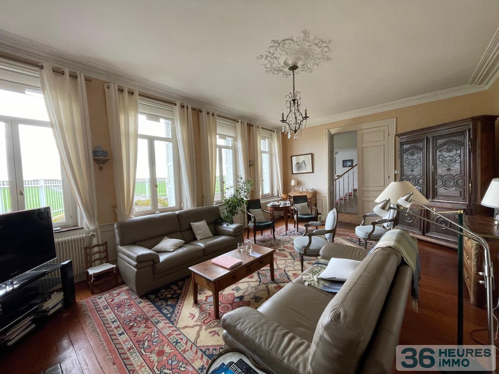 PROPRIETE de 464m² environ sur 8.413m² de terrain 