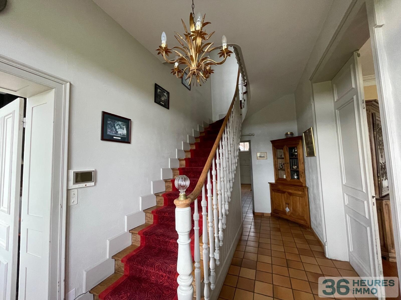 PROPRIETE de 464m² environ sur 8.413m² de terrain 