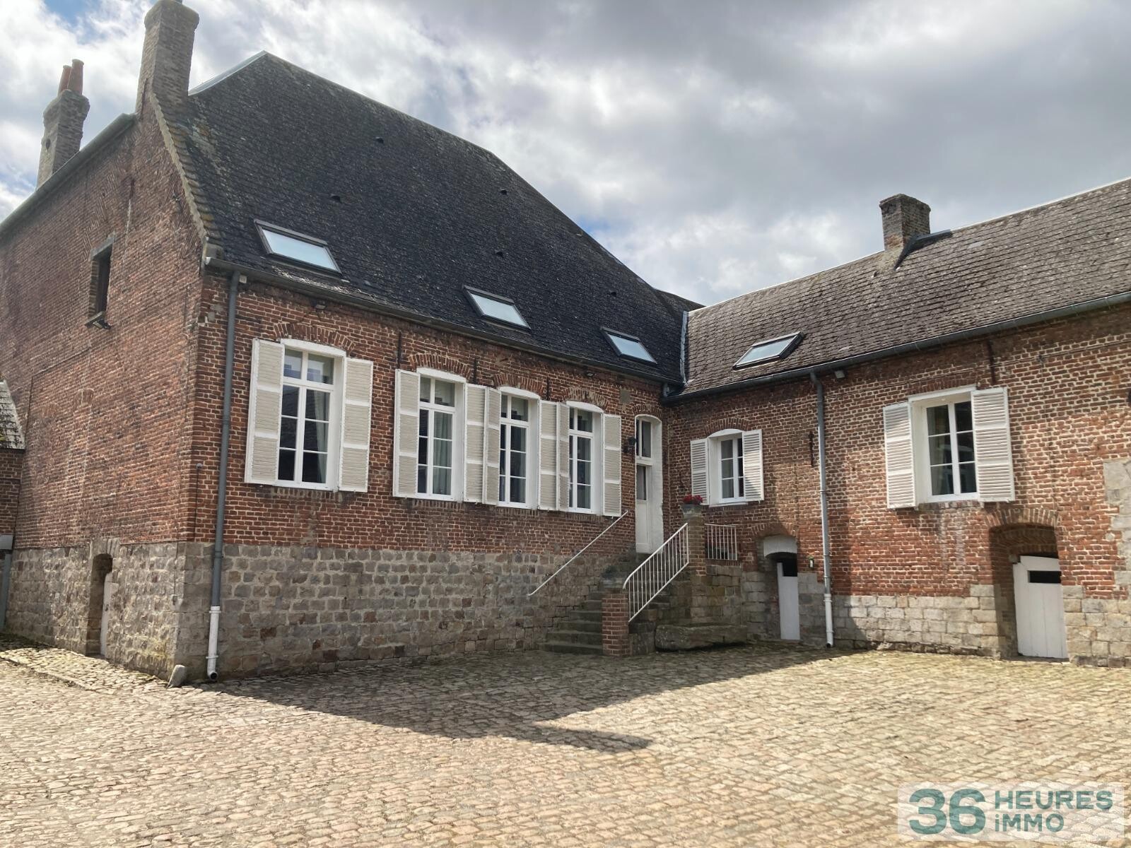 PROPRIETE de 464m² environ sur 8.413m² de terrain 