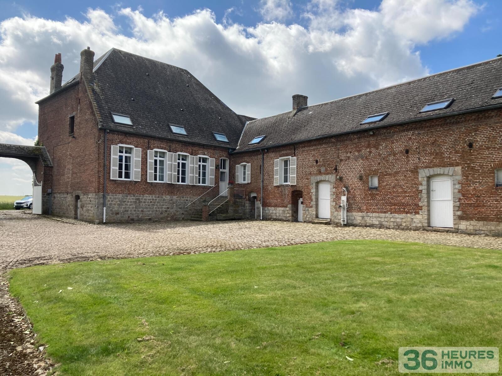 PROPRIETE de 464m² environ sur 8.413m² de terrain 