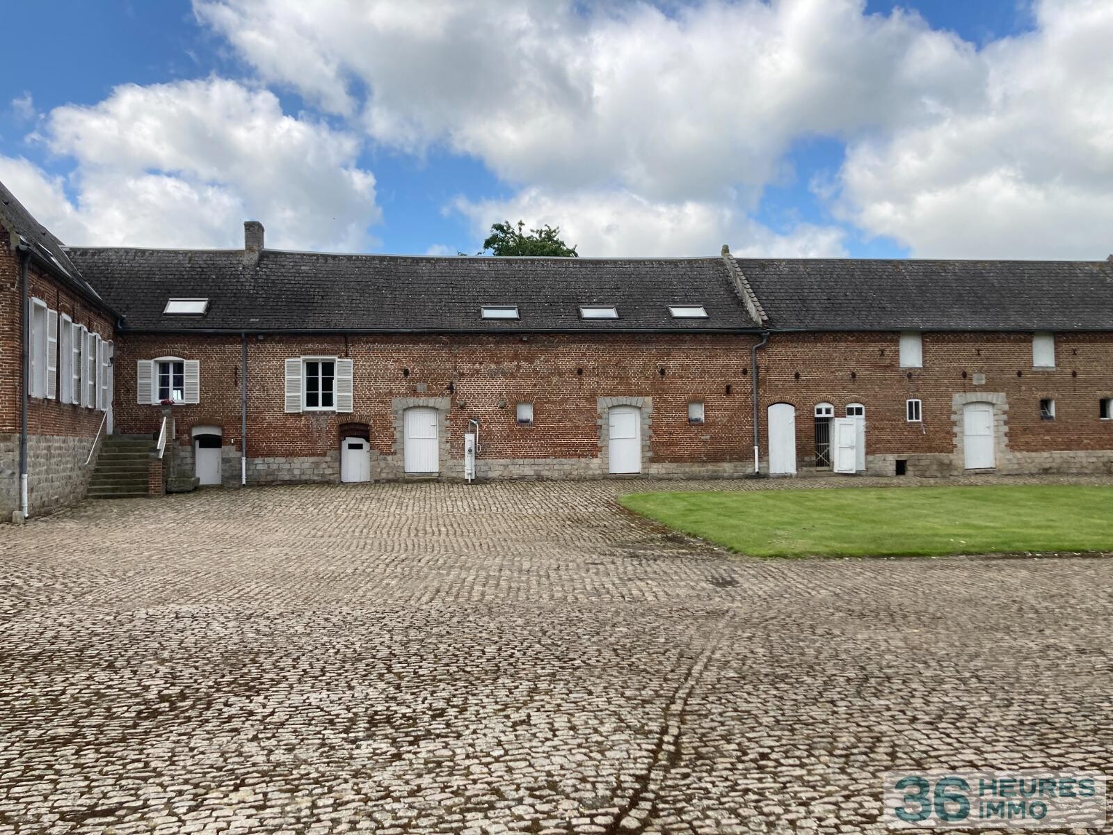 PROPRIETE de 464m² environ sur 8.413m² de terrain 