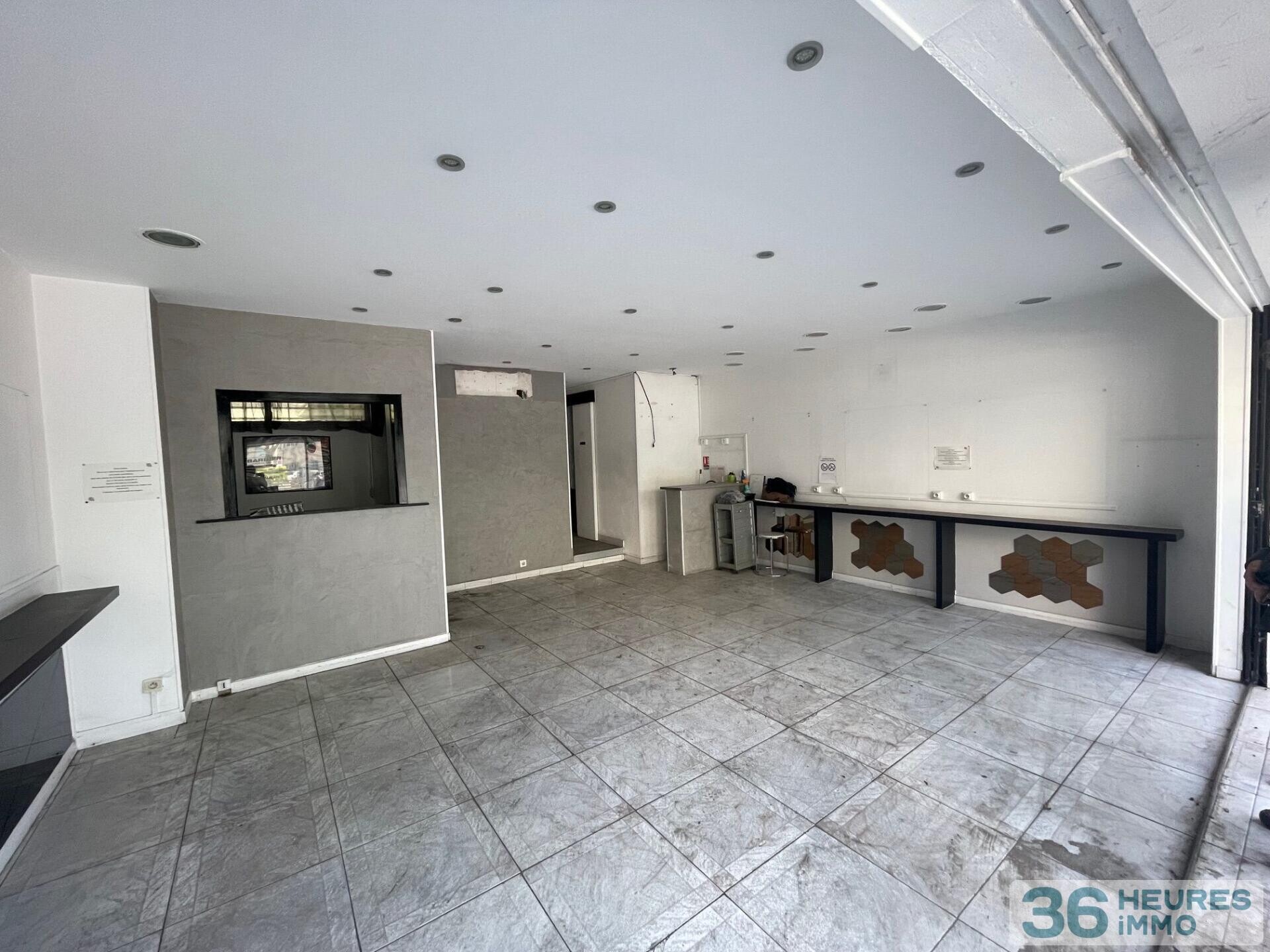 MURS DE COMMERCE LIBRE