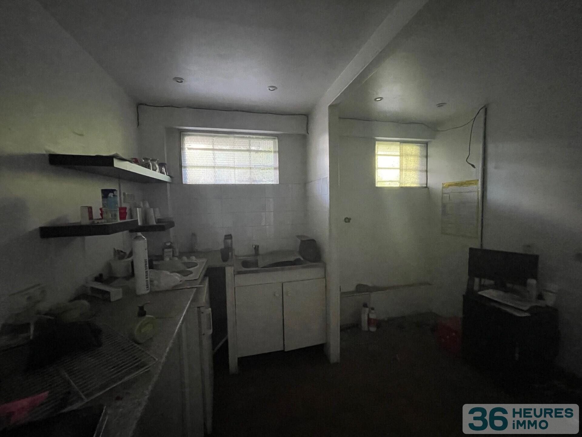 MURS DE COMMERCE LIBRE