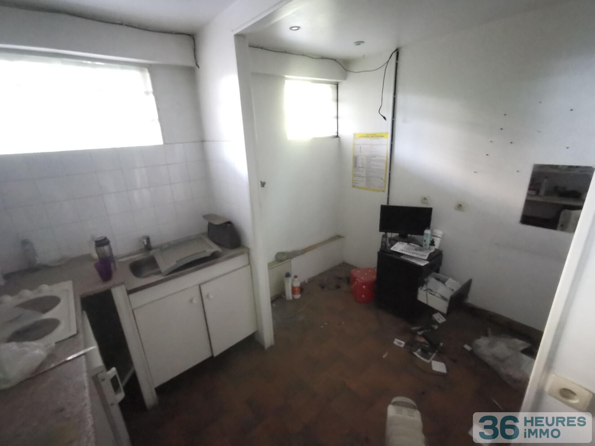 MURS DE COMMERCE LIBRE