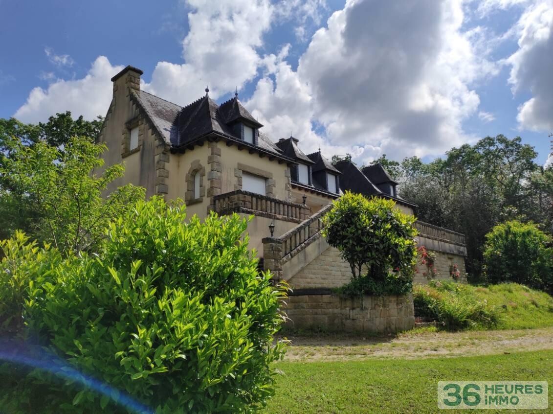 Grande villa au coeur d'un parc boisé