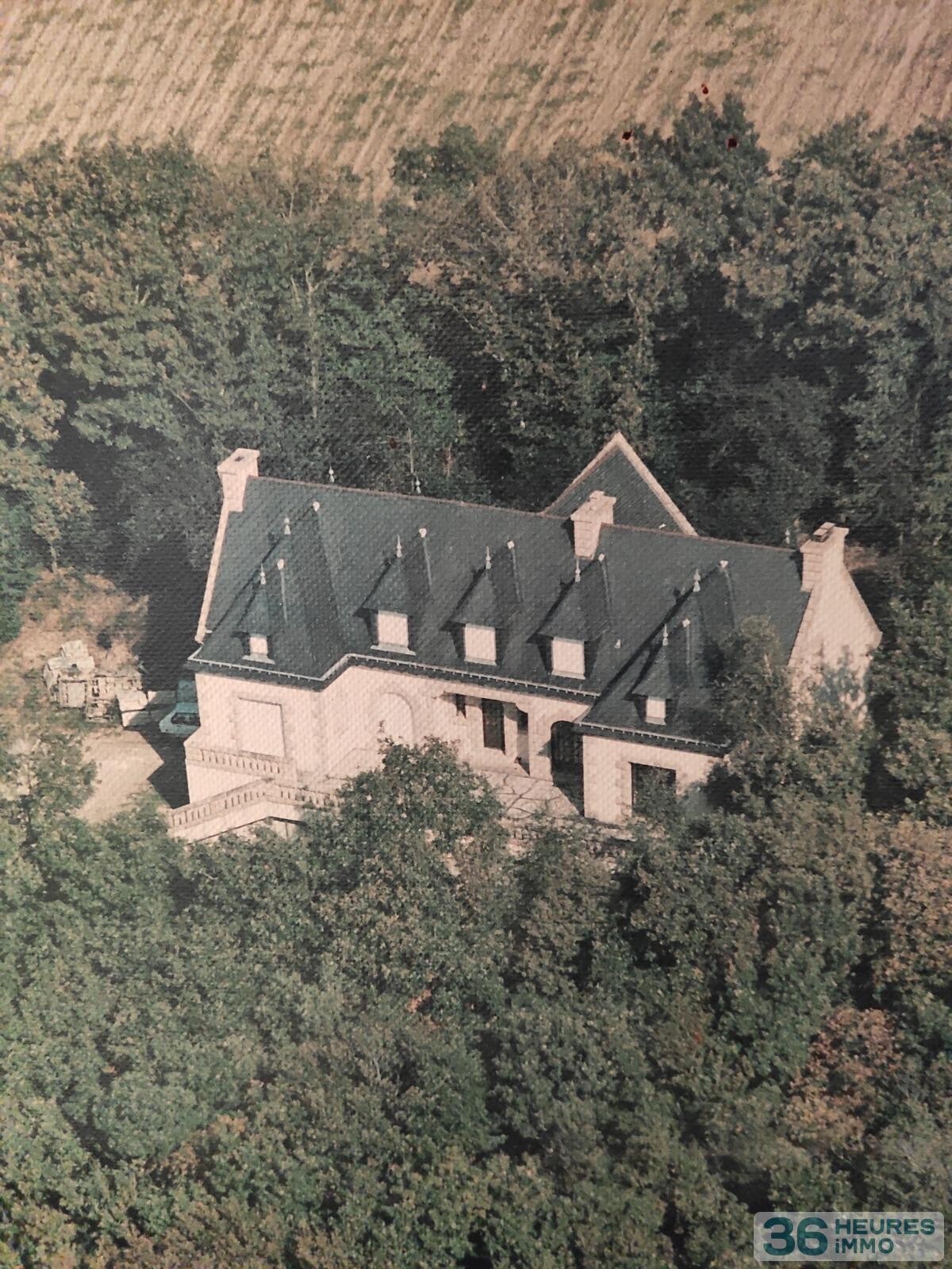 Grande villa au coeur d'un parc boisé