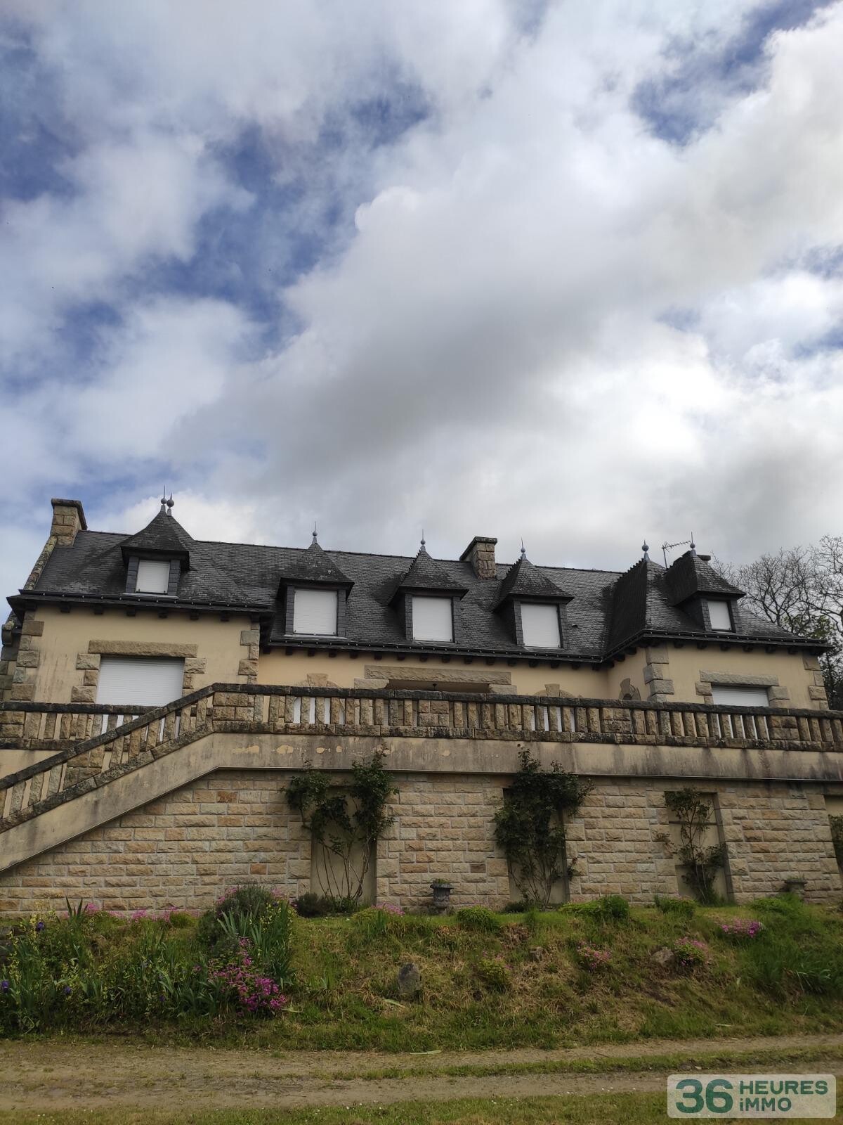 Grande villa au coeur d'un parc boisé