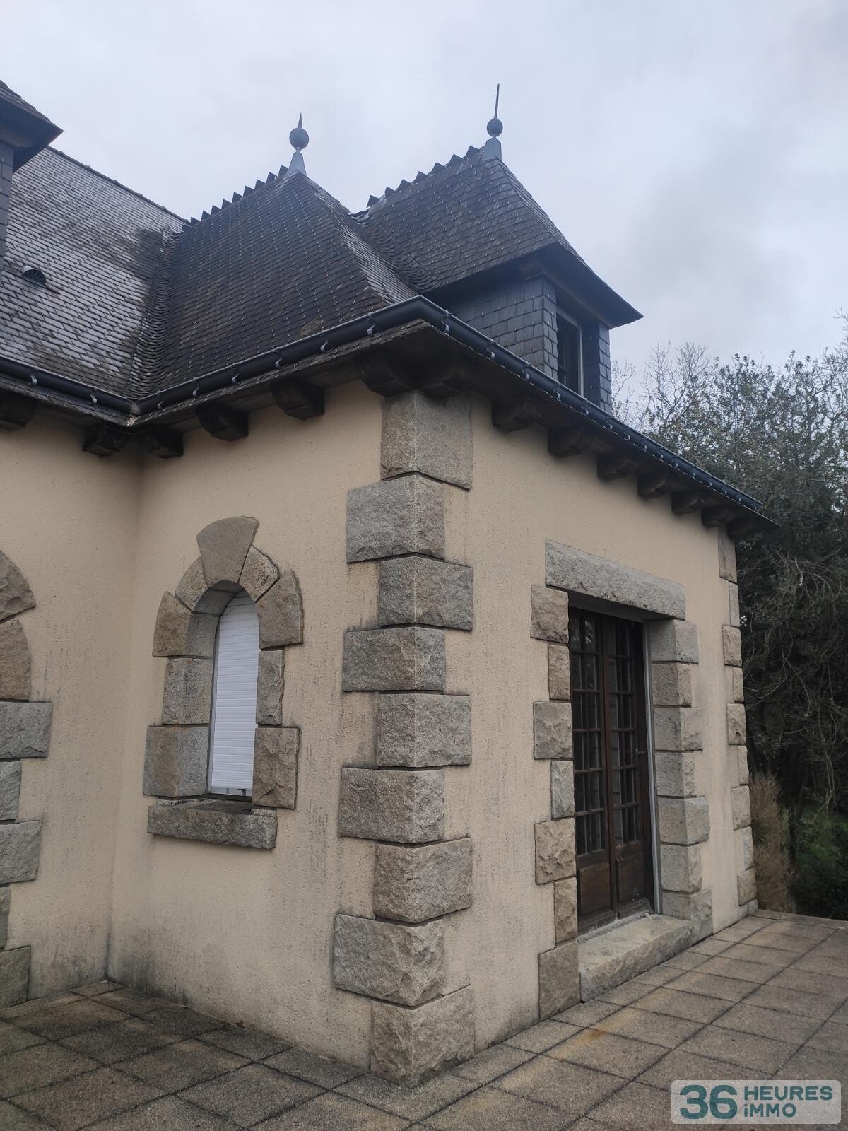 Grande villa au coeur d'un parc boisé