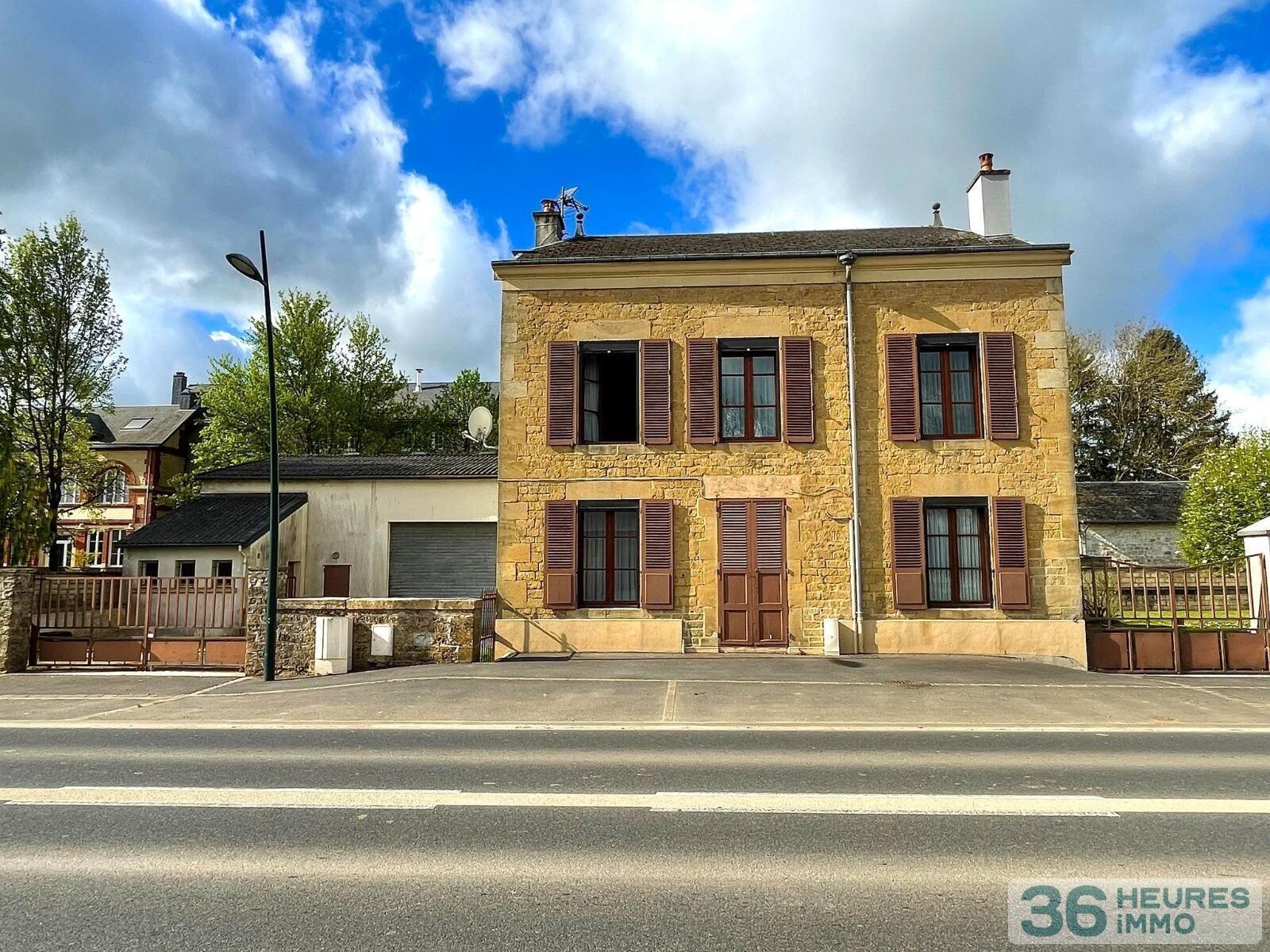 Maison de village avec bâtiment industriel 