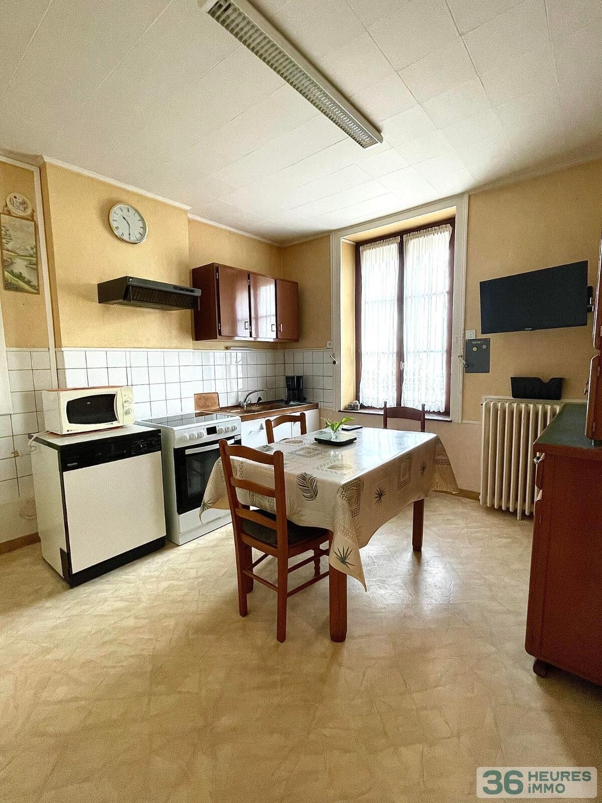 Maison de village avec bâtiment industriel 