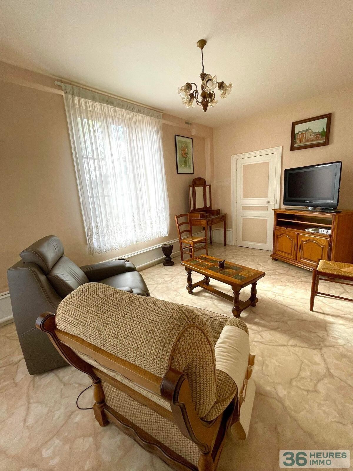 Maison de village avec bâtiment industriel 