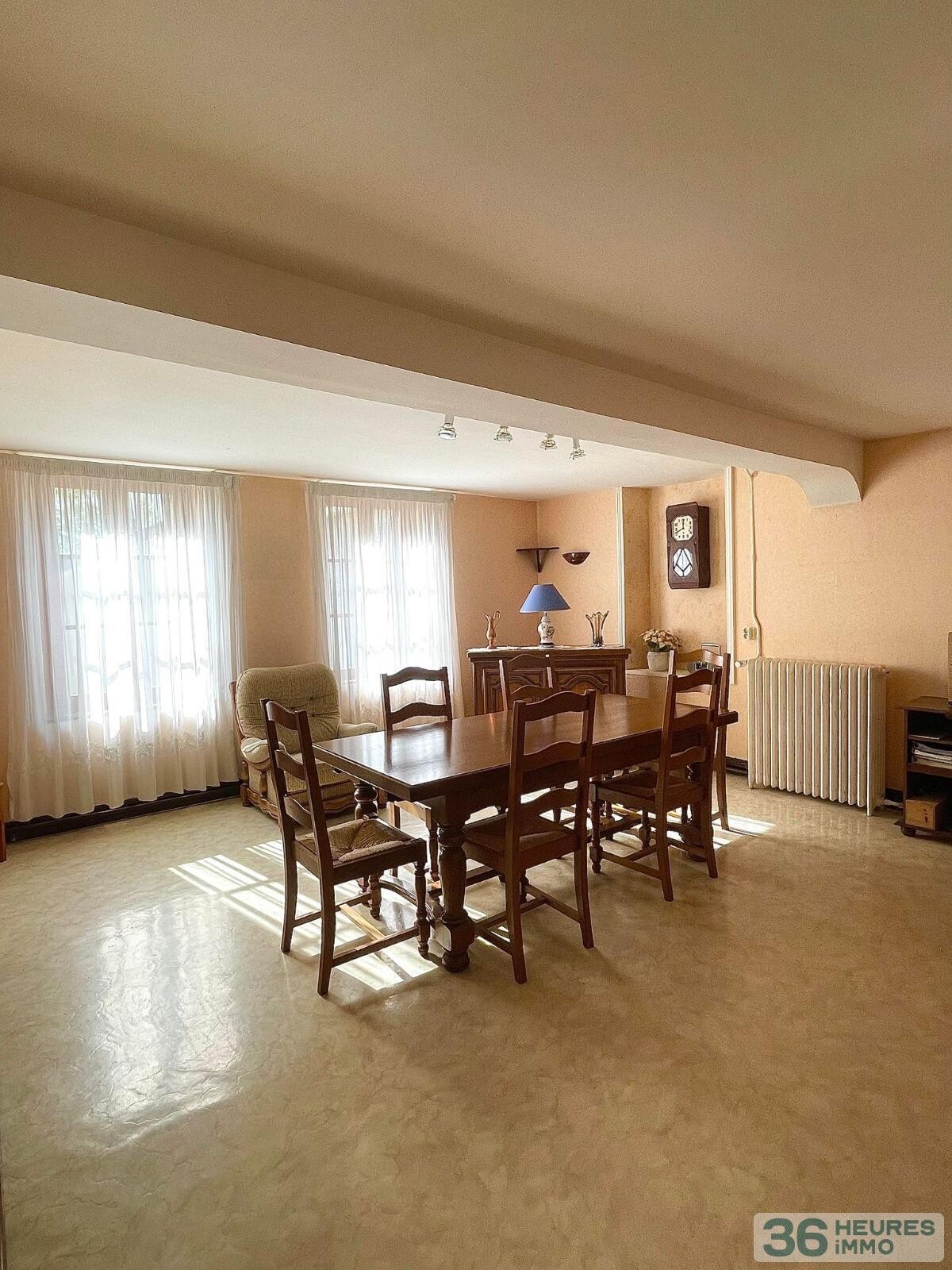 Maison de village avec bâtiment industriel 