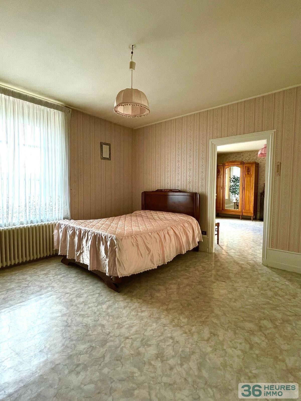 Maison de village avec bâtiment industriel 