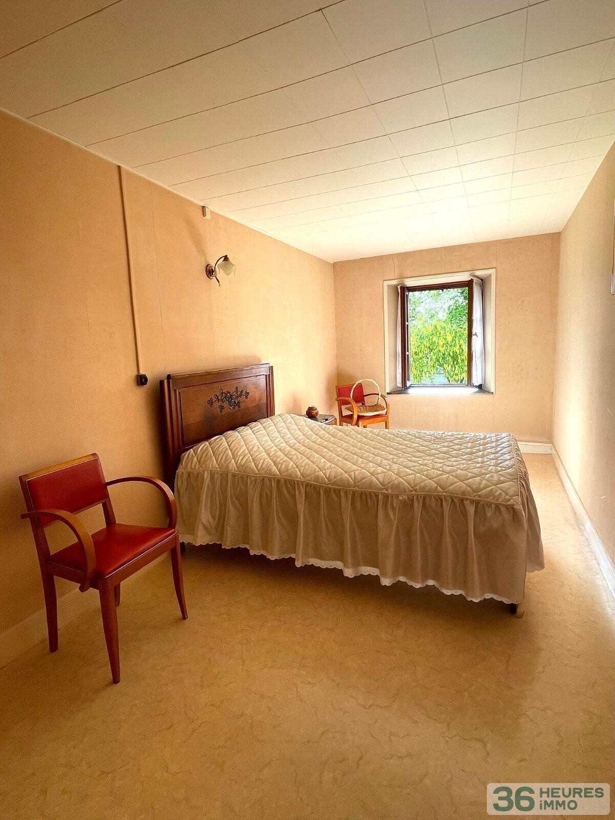 Maison de village avec bâtiment industriel 