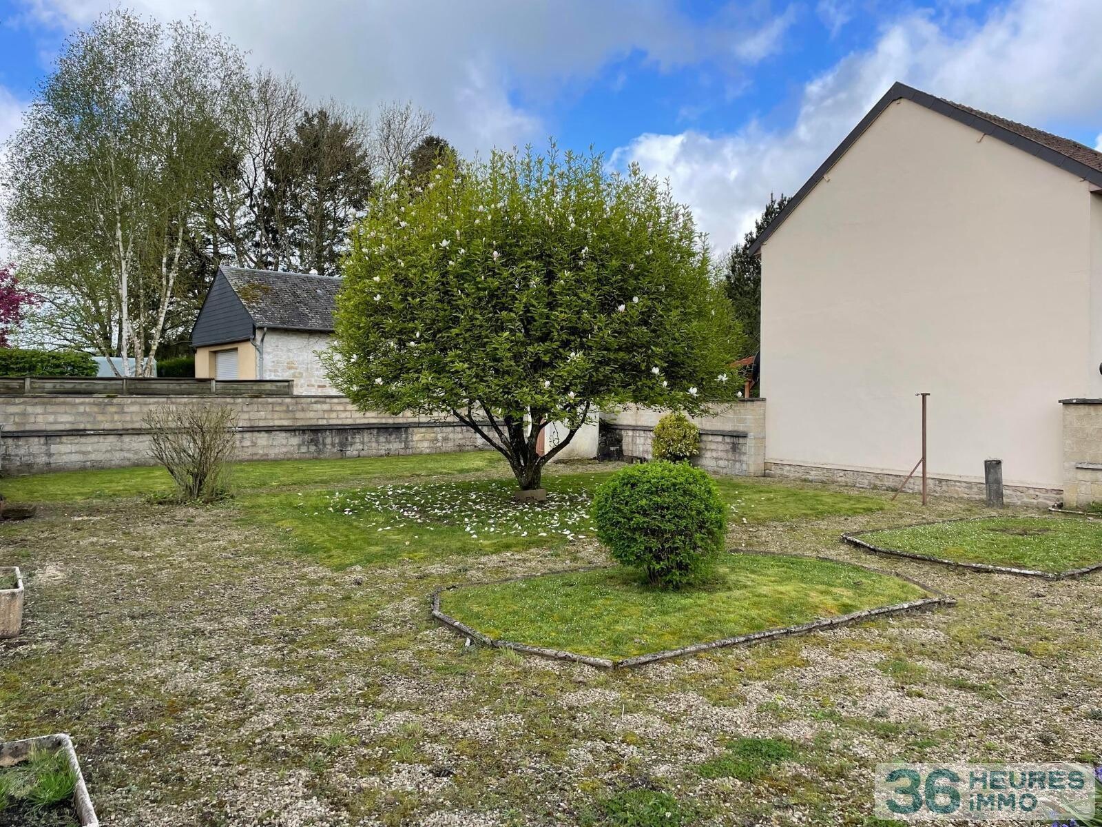 Maison de village avec bâtiment industriel 