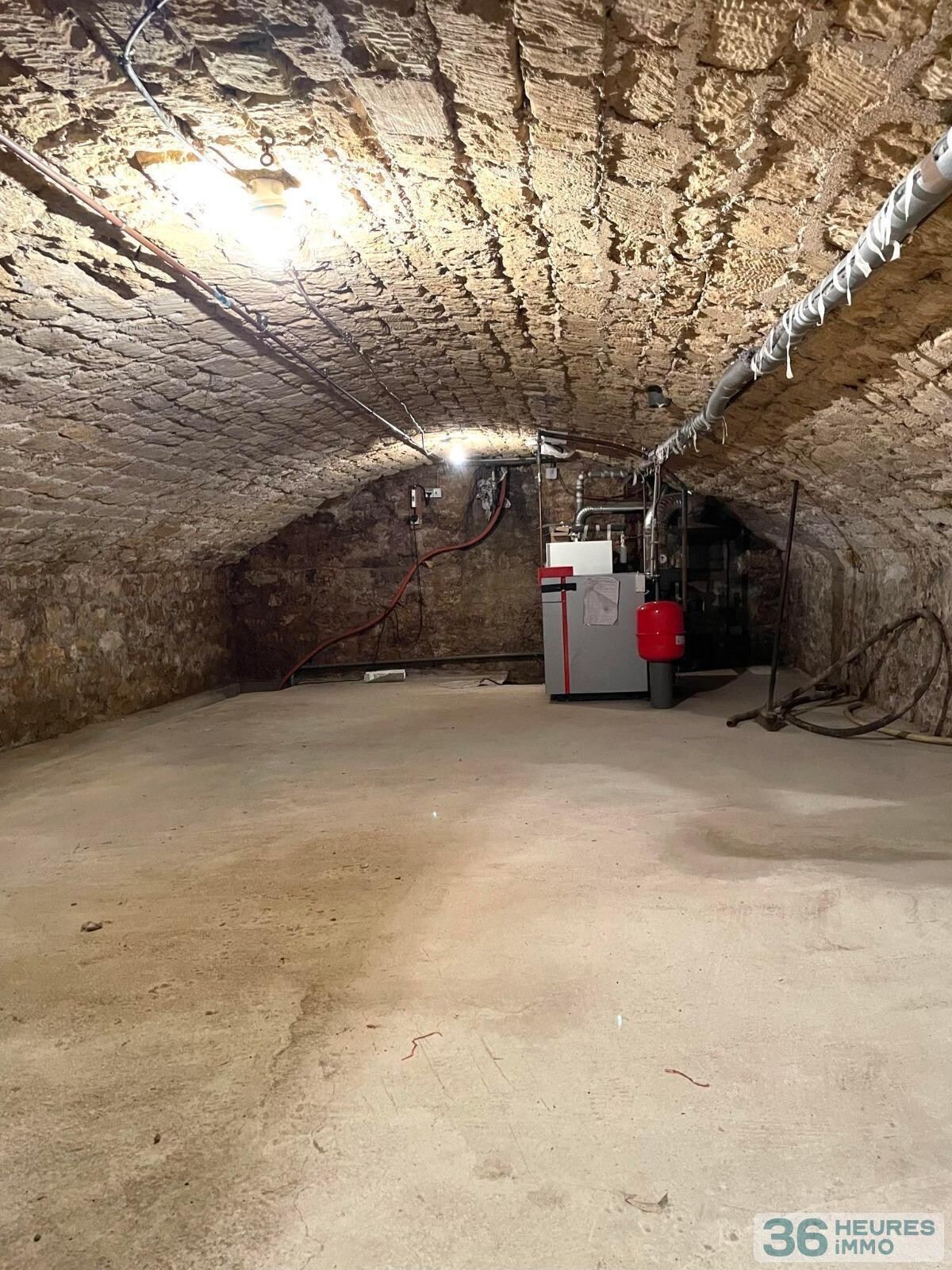 Maison de village avec bâtiment industriel 