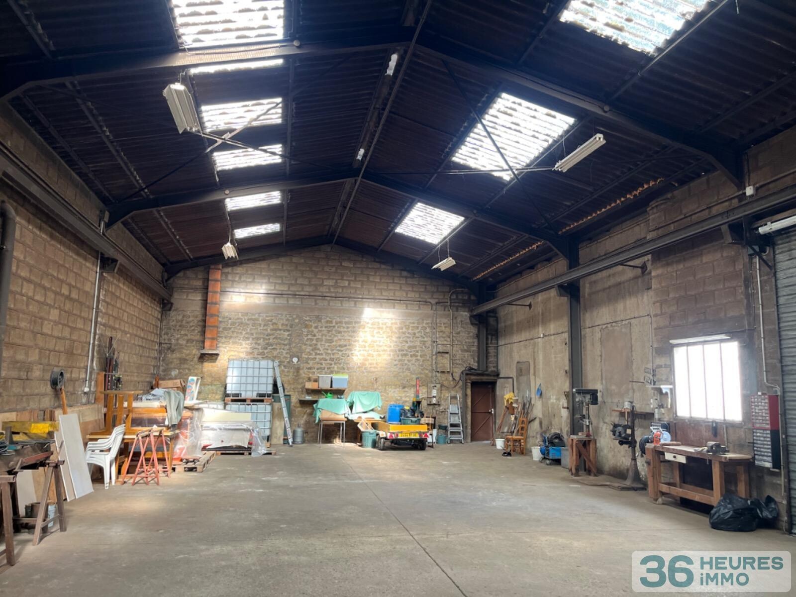 Maison de village avec bâtiment industriel 