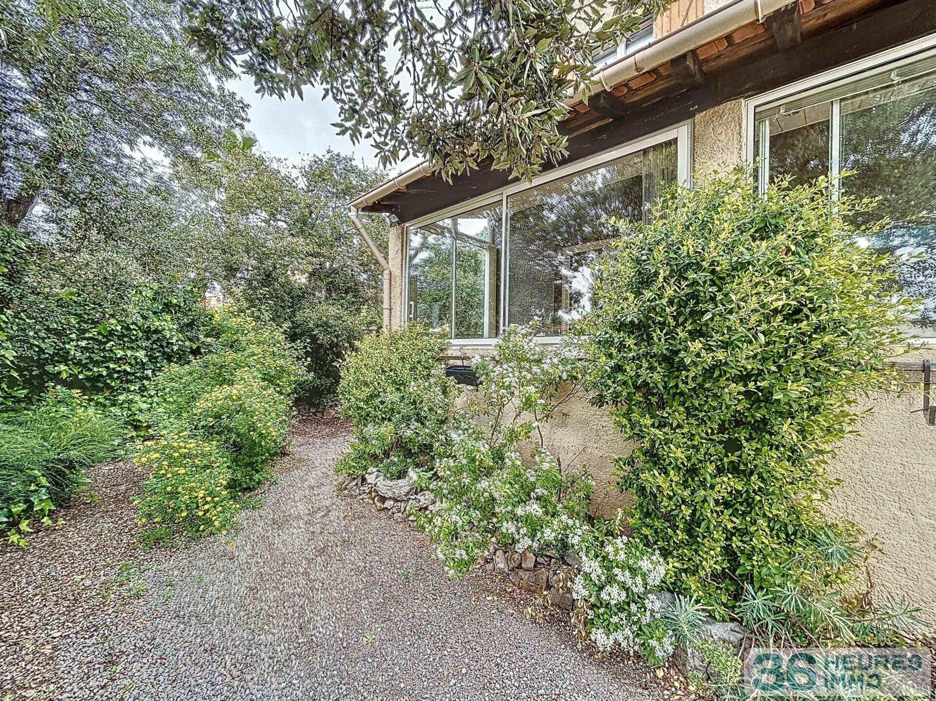 Villa T4 + Studio, contemporaine avec jardin