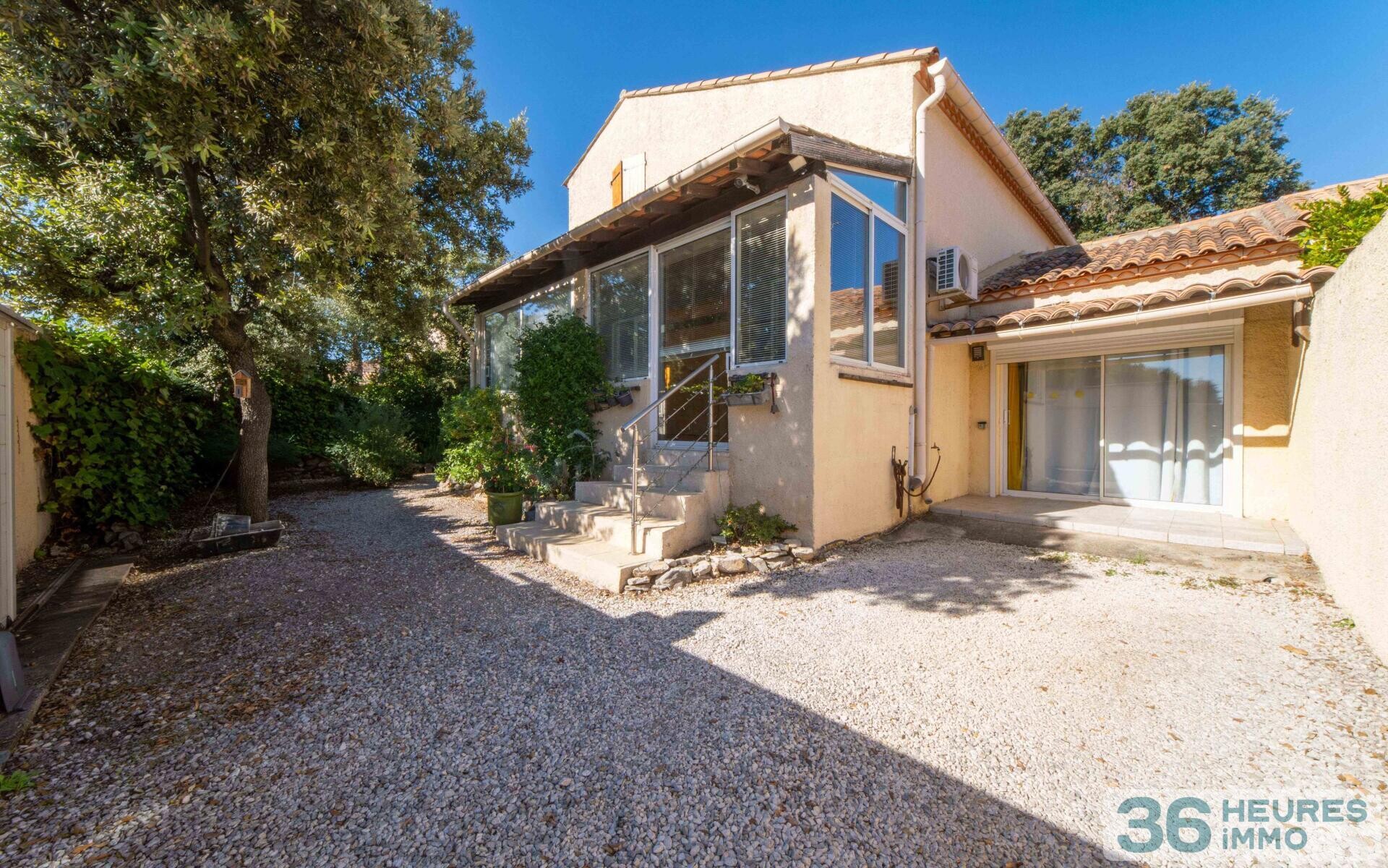 Villa T4 + Studio, contemporaine avec jardin