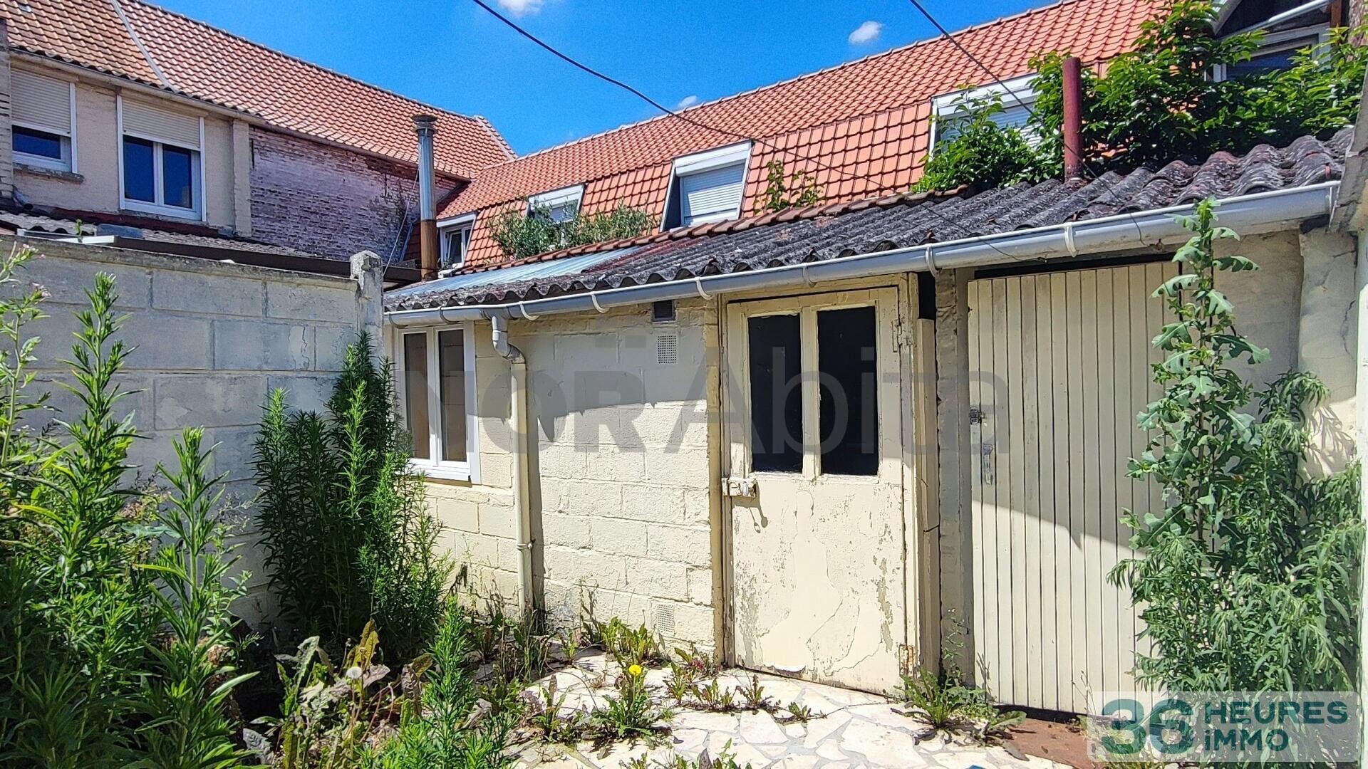 ANNOEULLIN - MAISON DE VILLE - COUR - DEPENDANCE