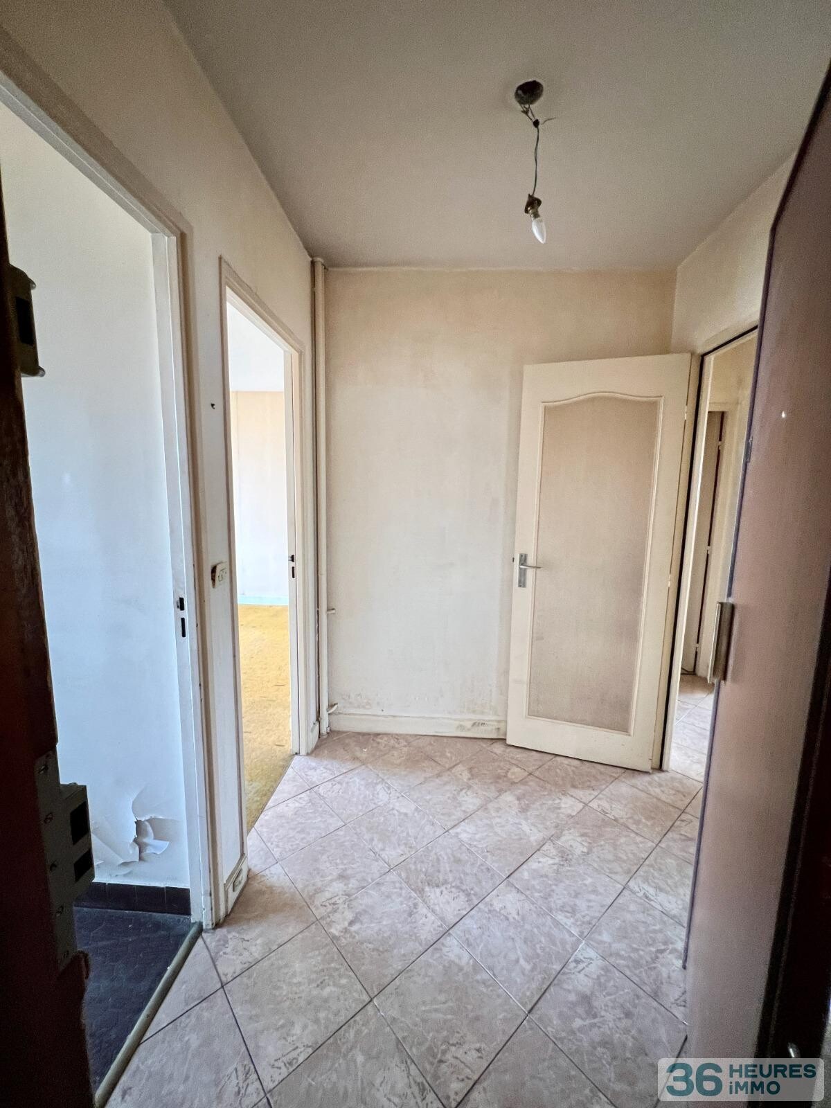 Quartier Coeur de Ville - 3 Pièces à rénover avec balcon + cave + parking + box