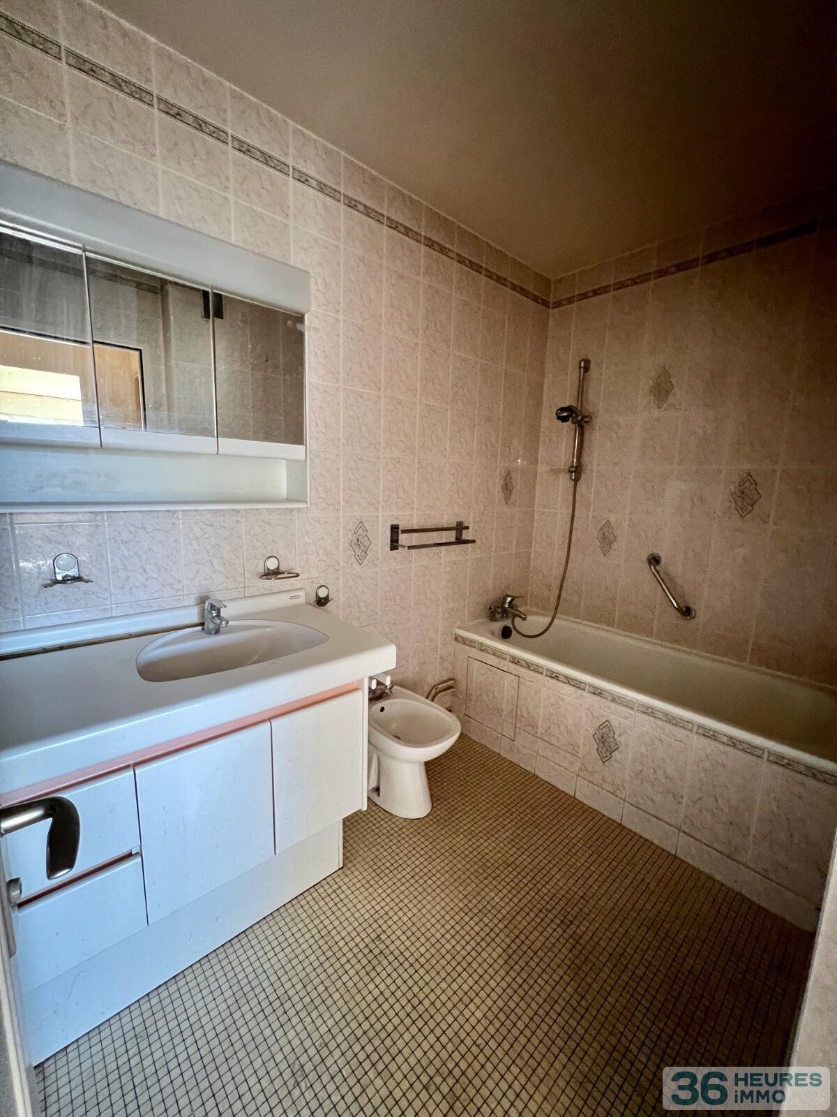 Quartier Coeur de Ville - 3 Pièces à rénover avec balcon + cave + parking + box