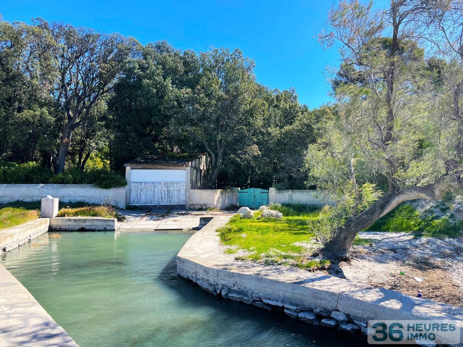 Maison de 8 pièces, dépendances et petit port privé