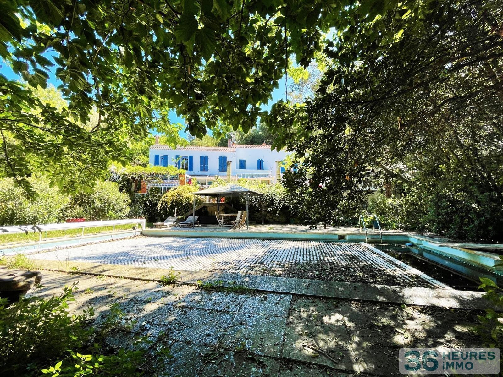 Maison de 8 pièces, dépendances et petit port privé